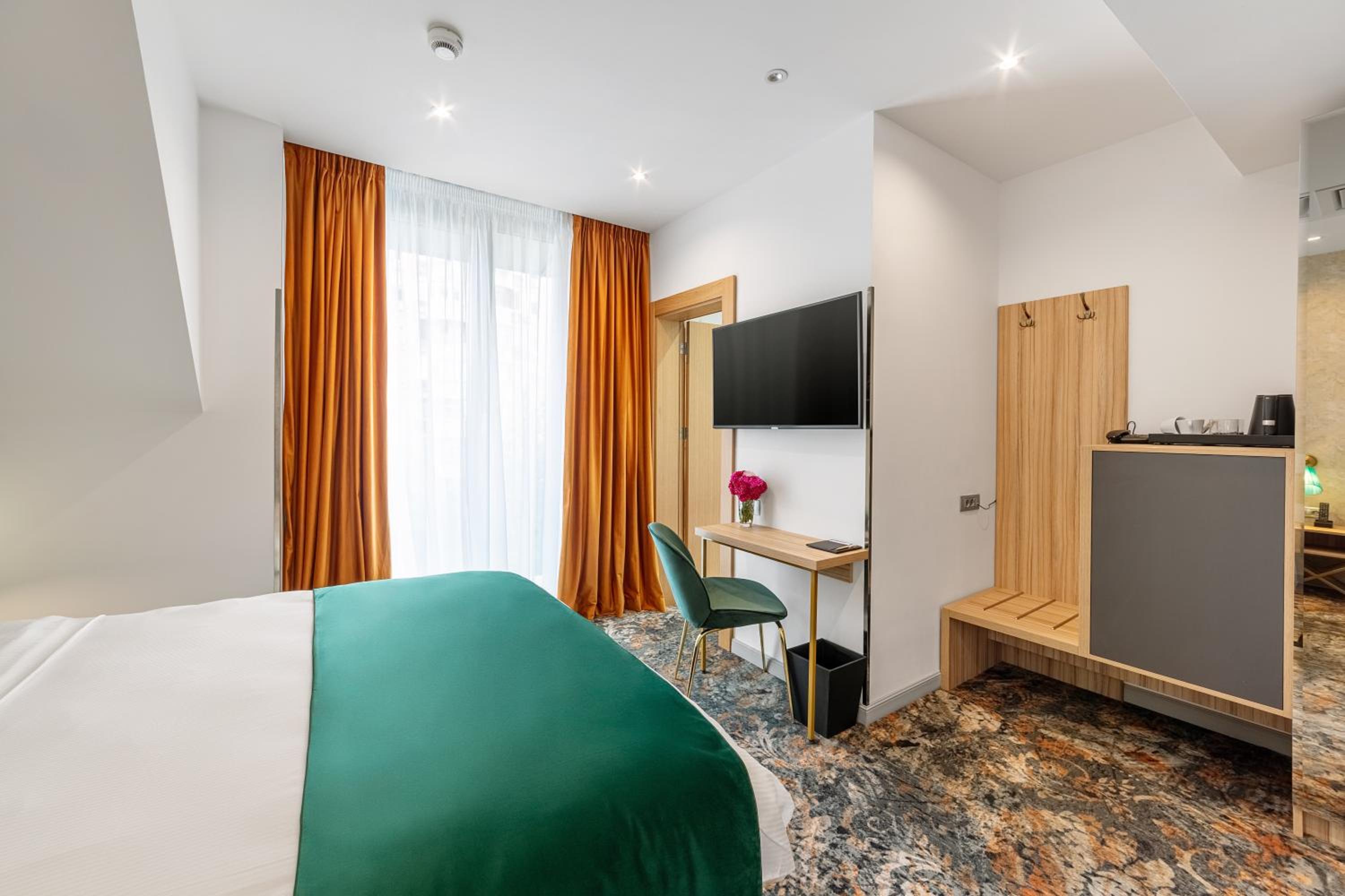 Standard King Room - Photo 17