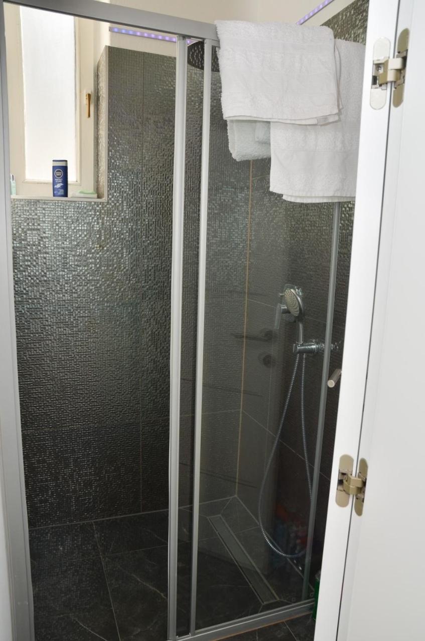 One-Bedroom Apartment - Photo 2