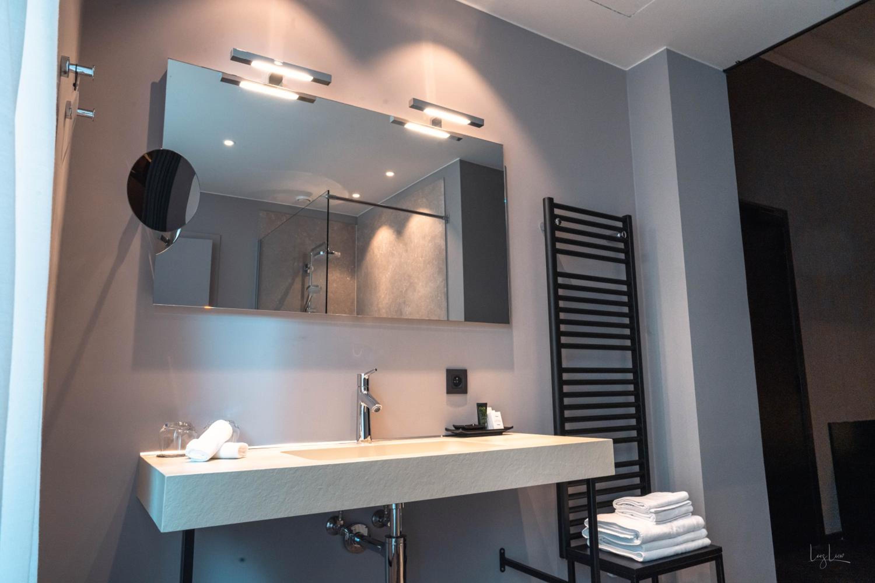 Luxury Twin with Shower - Photo 3
