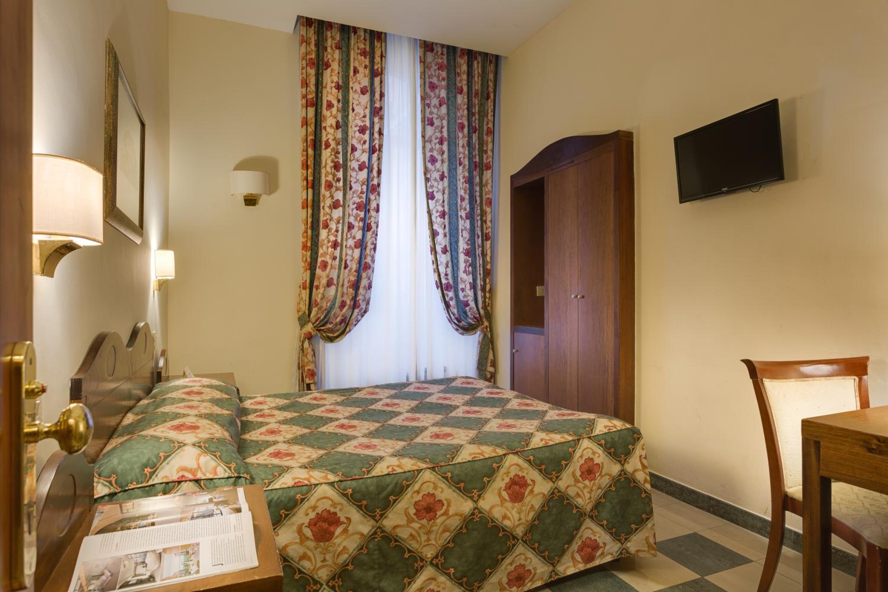 Small Double or Twin Room thumbnail 6
