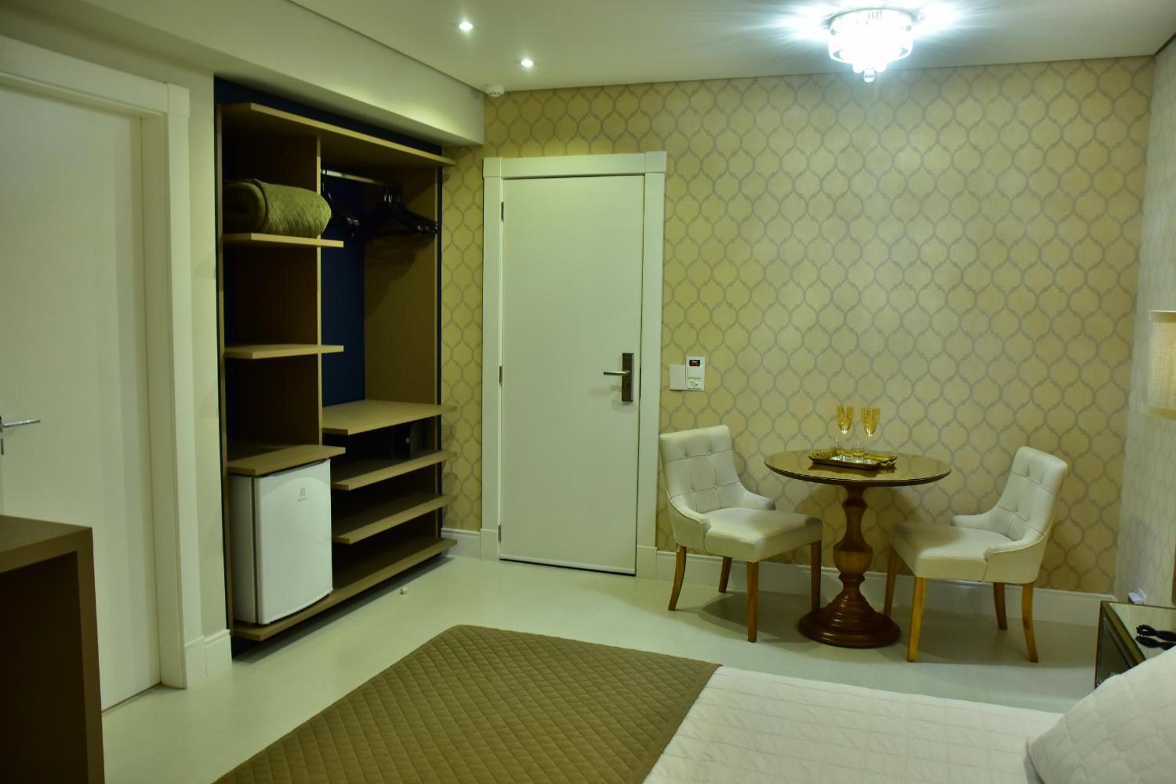 Deluxe Queen Suite photo 3
