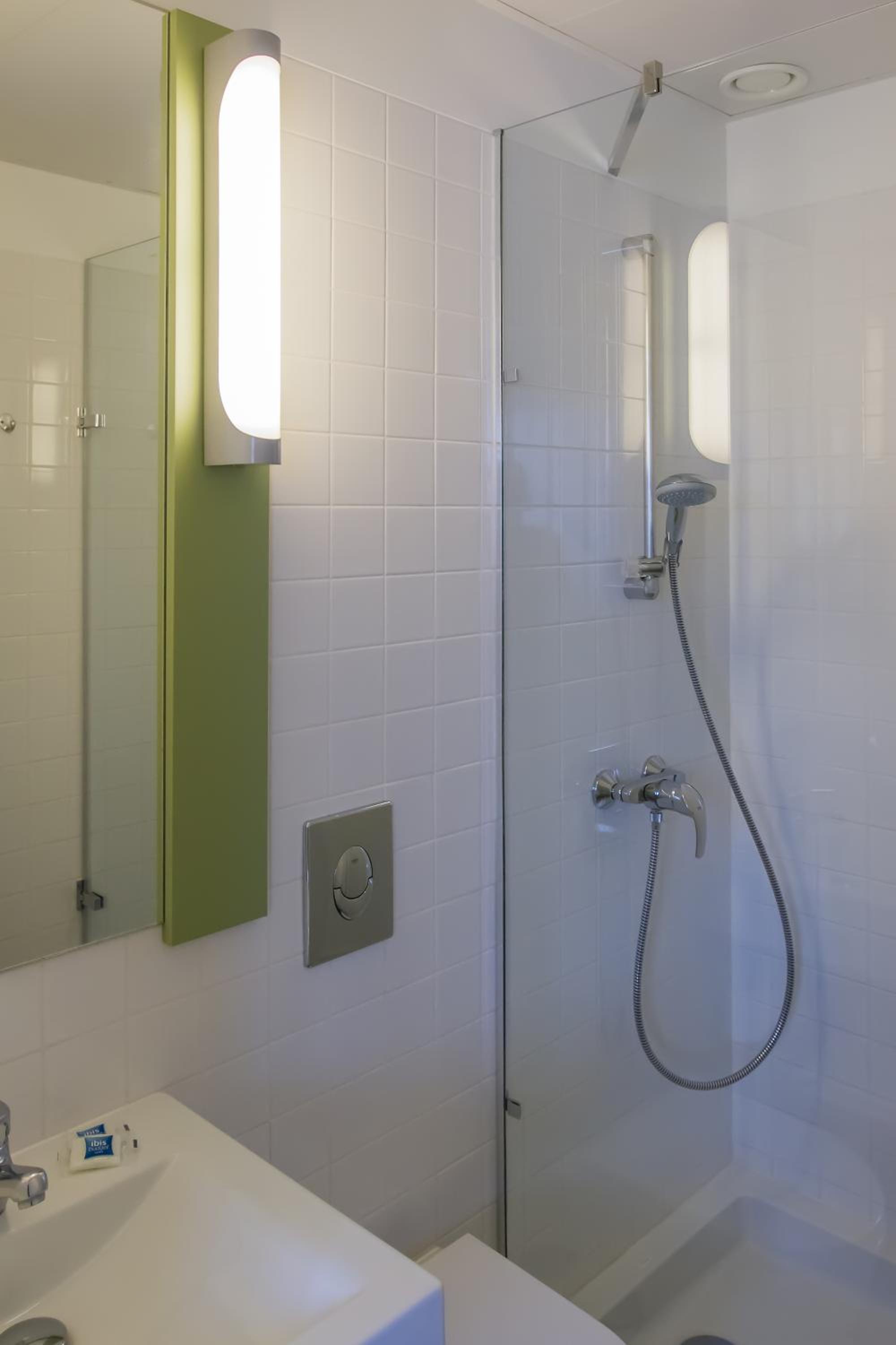 Standard Twin Room - Photo 4