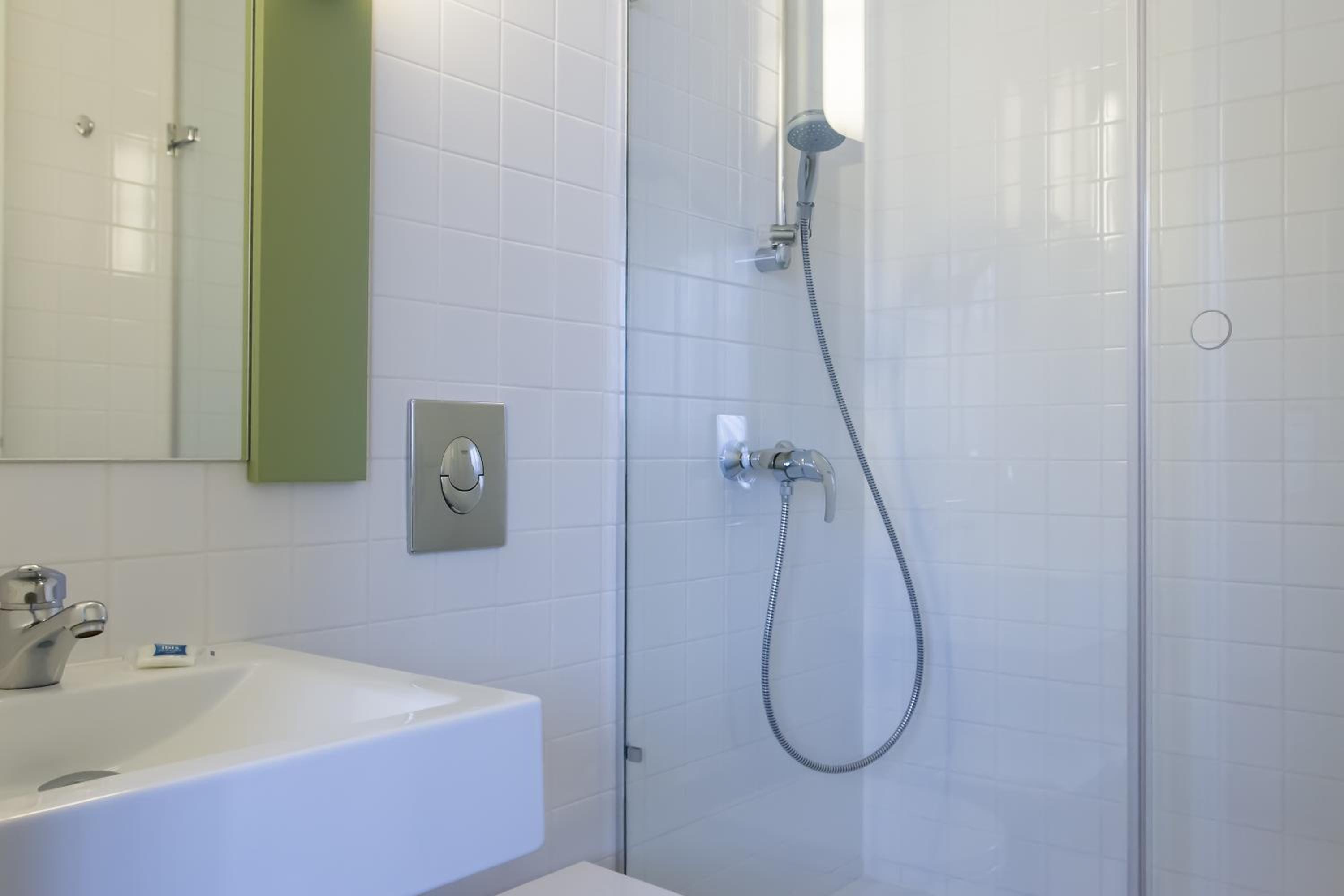 Standard Twin Room - Photo 3