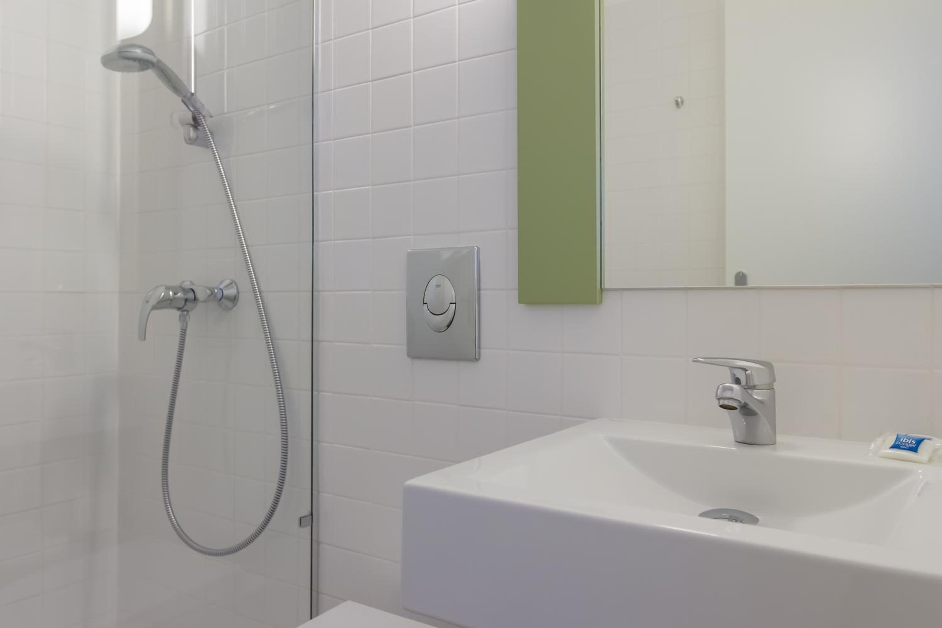 Standard Room with Double Bed and Single Bed - Photo 3