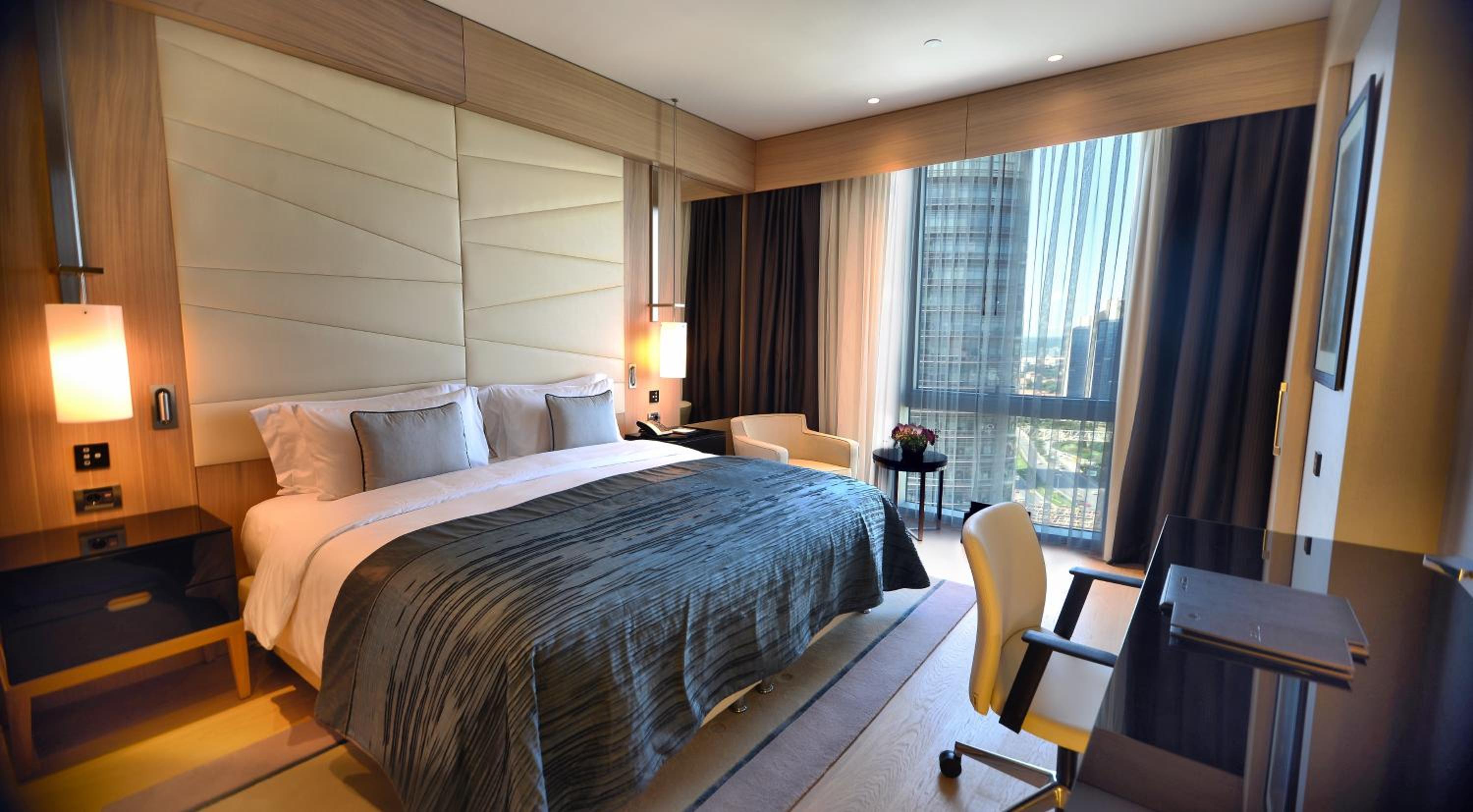 Deluxe Room King Bed with Partial Sea View - Photo 2
