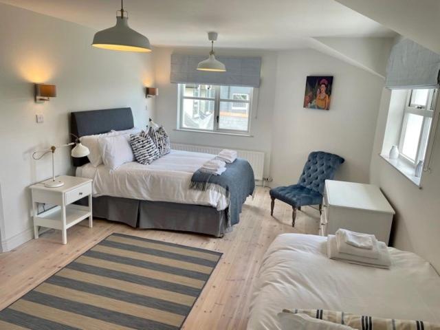 Five-Bedroom House photo 1