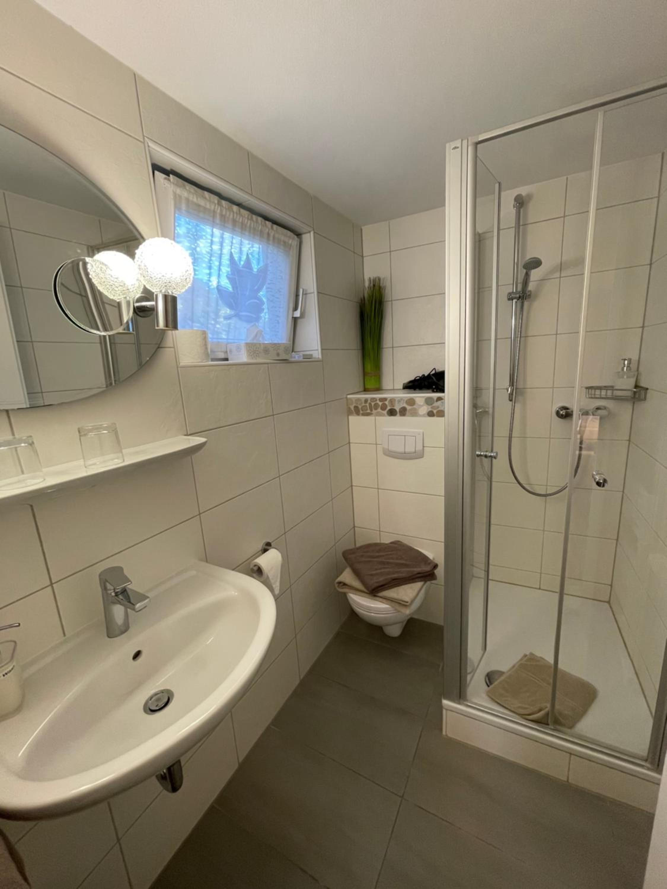 Deluxe Double Room with Shower - Photo 5
