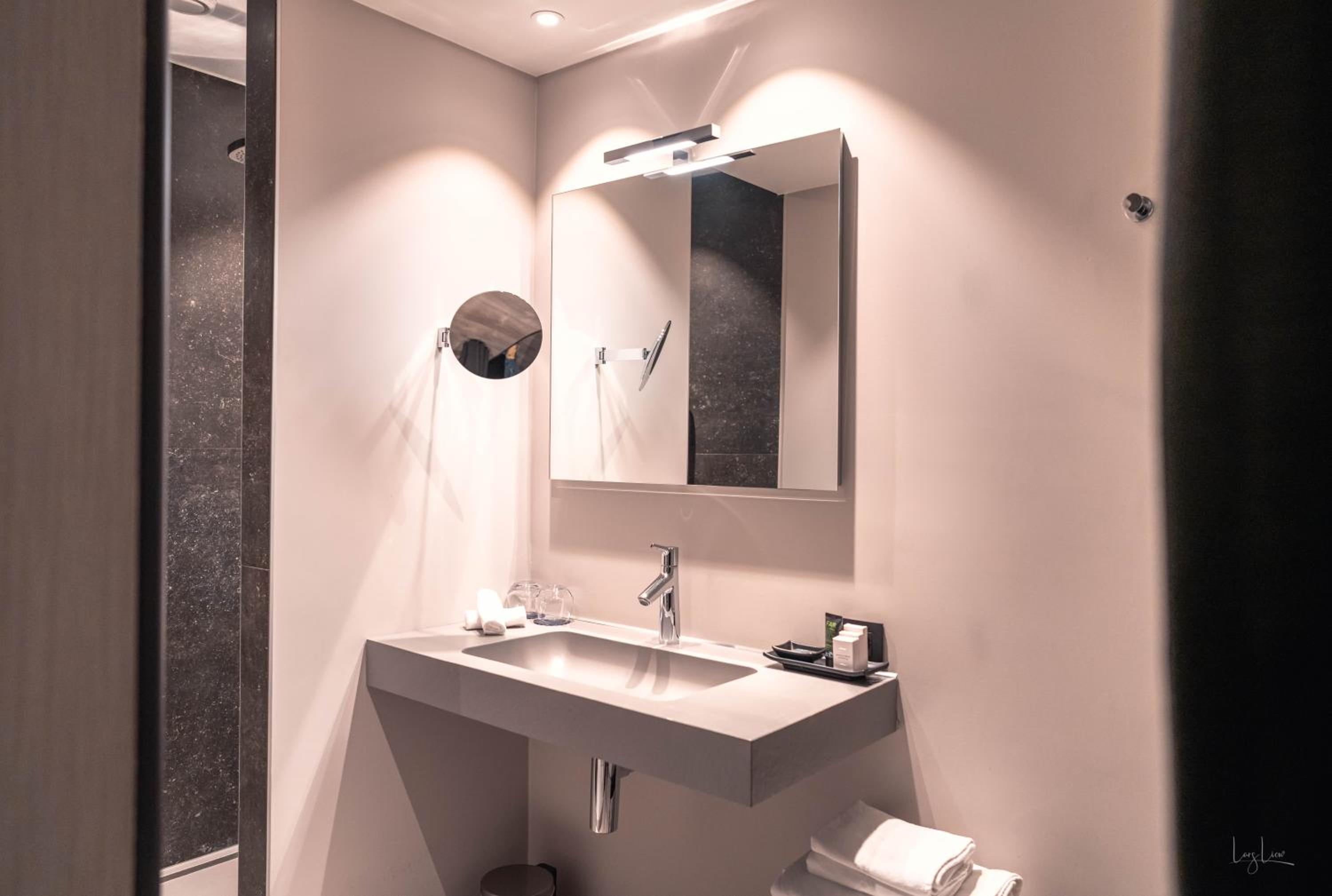 Luxury Twin with Shower - Photo 7