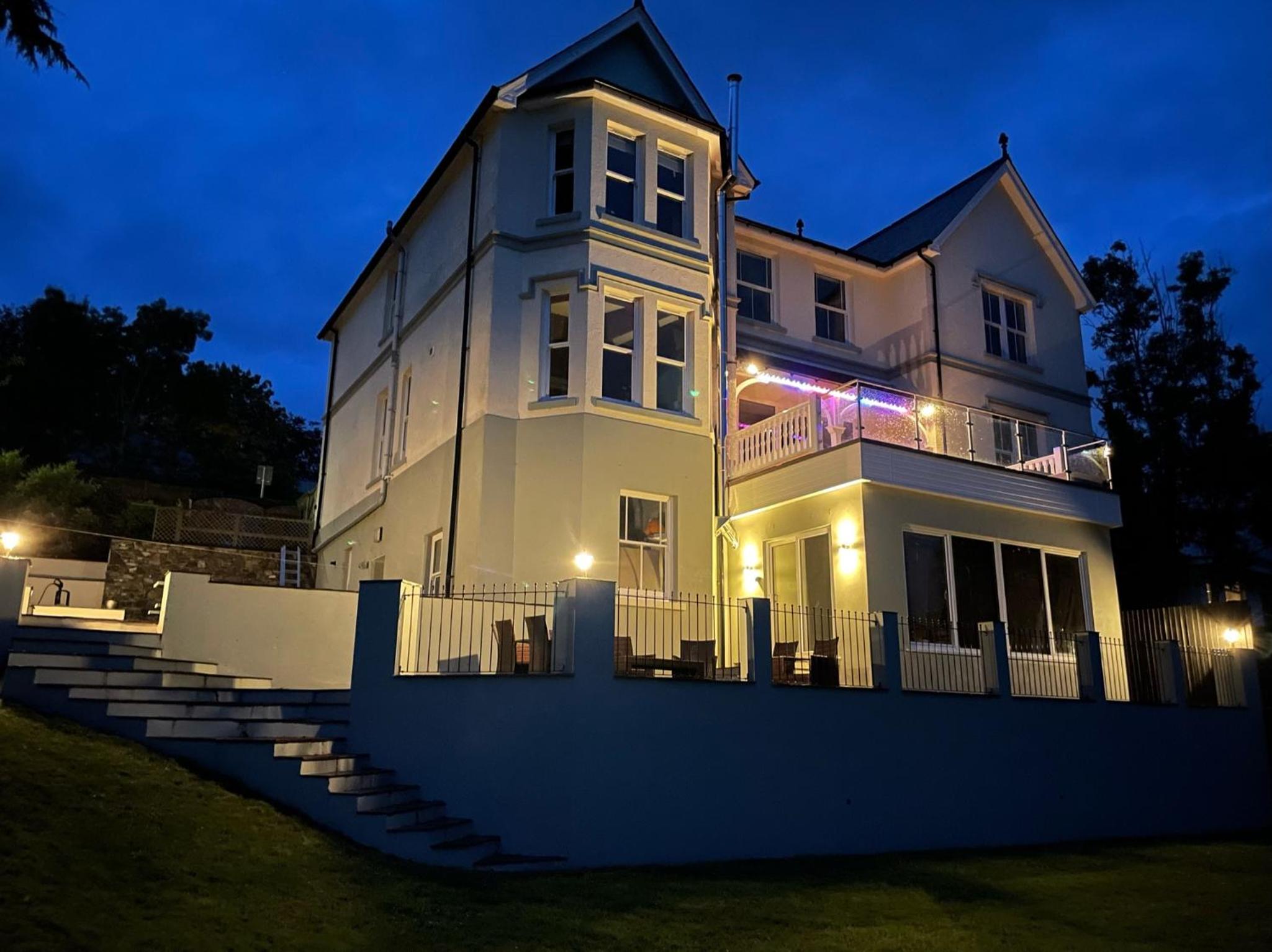Six-Bedroom House - Photo 2