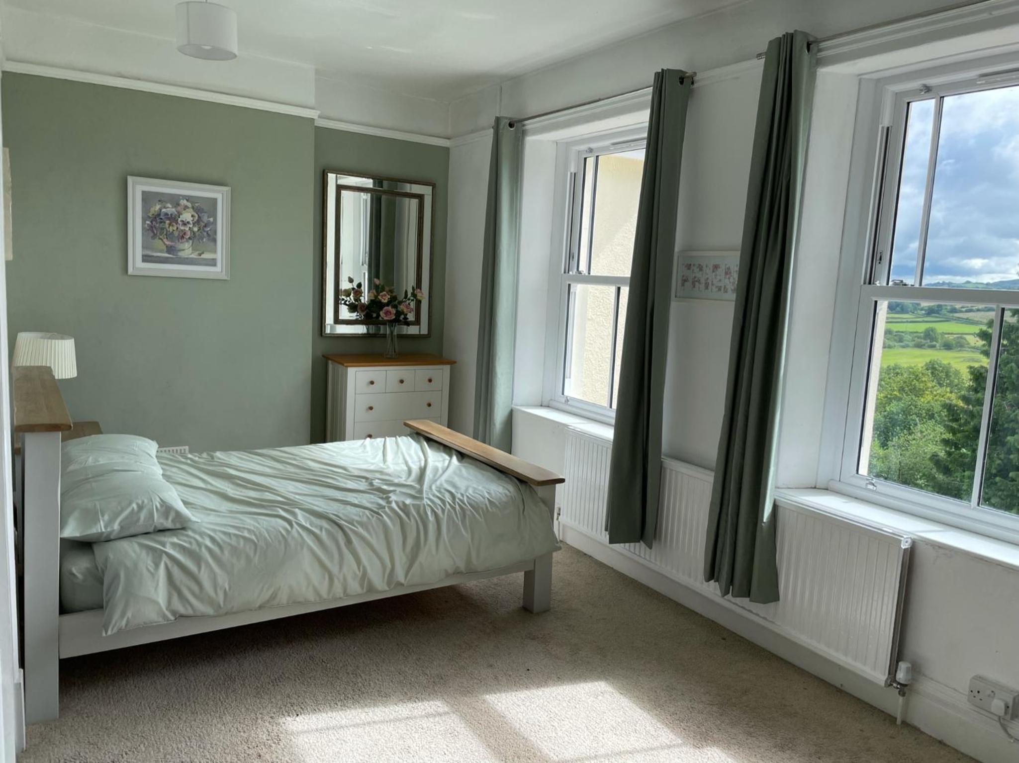 Six-Bedroom House - Photo 1