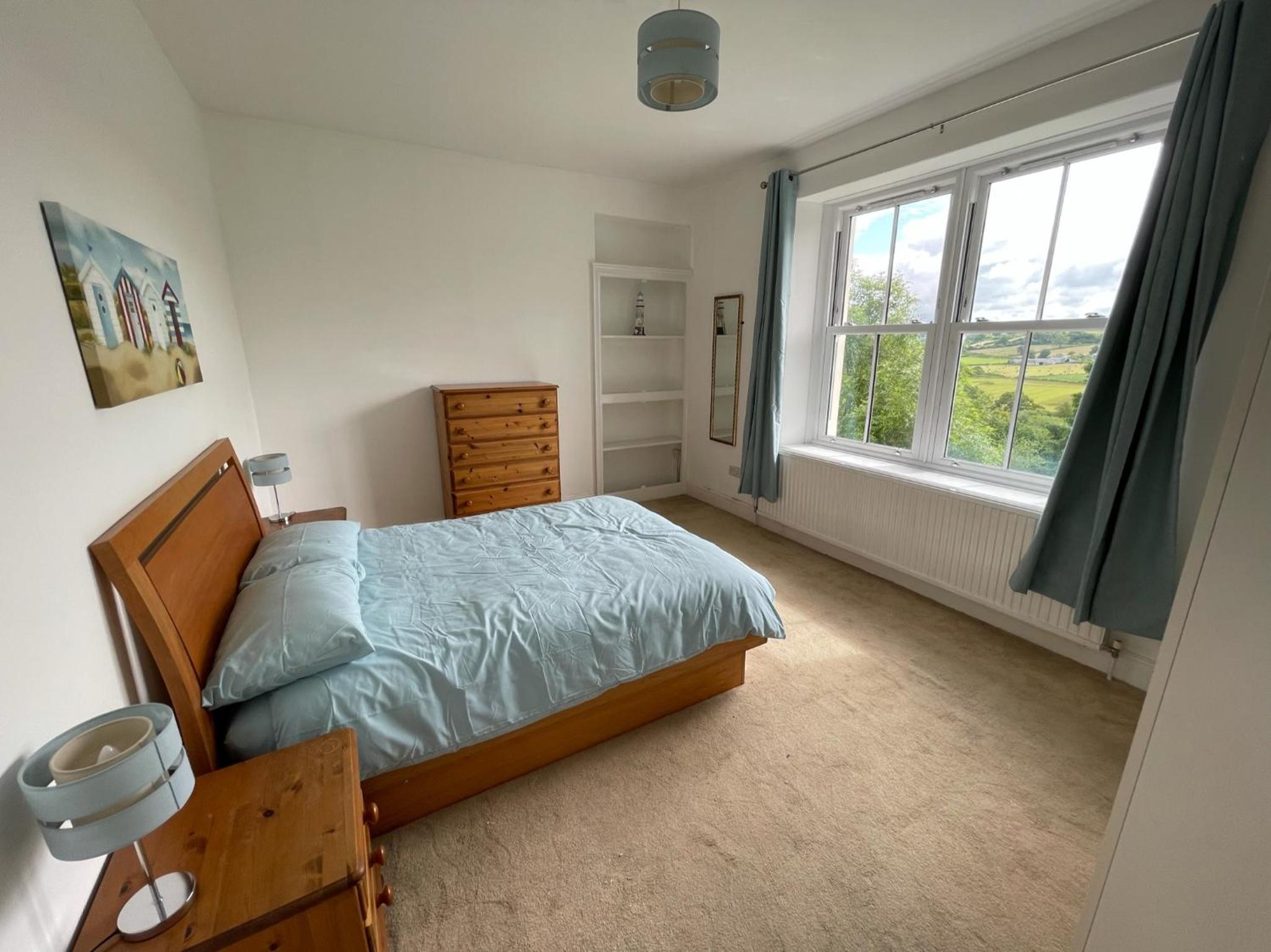 Six-Bedroom House - Photo 35