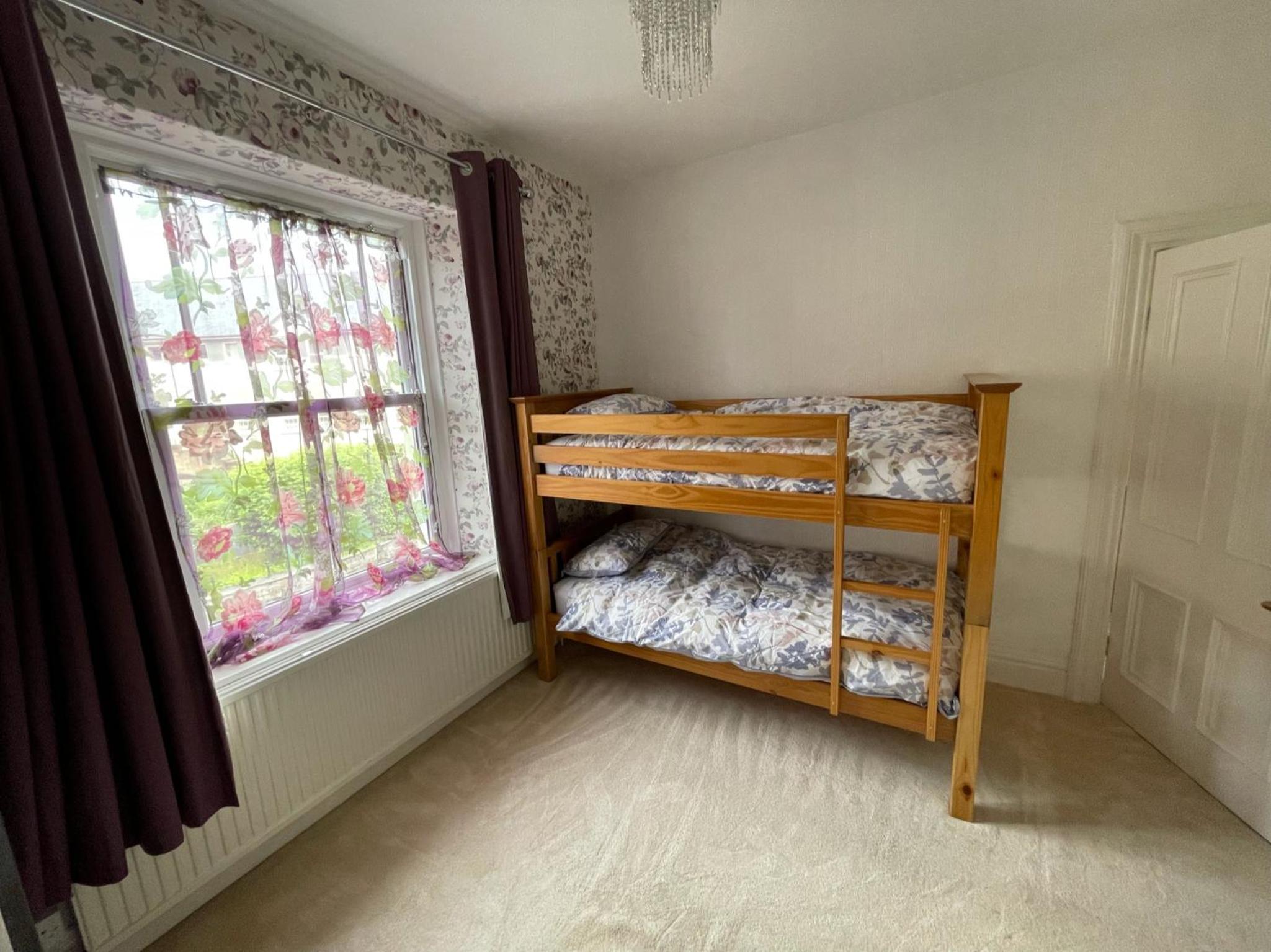 Six-Bedroom House - Photo 3