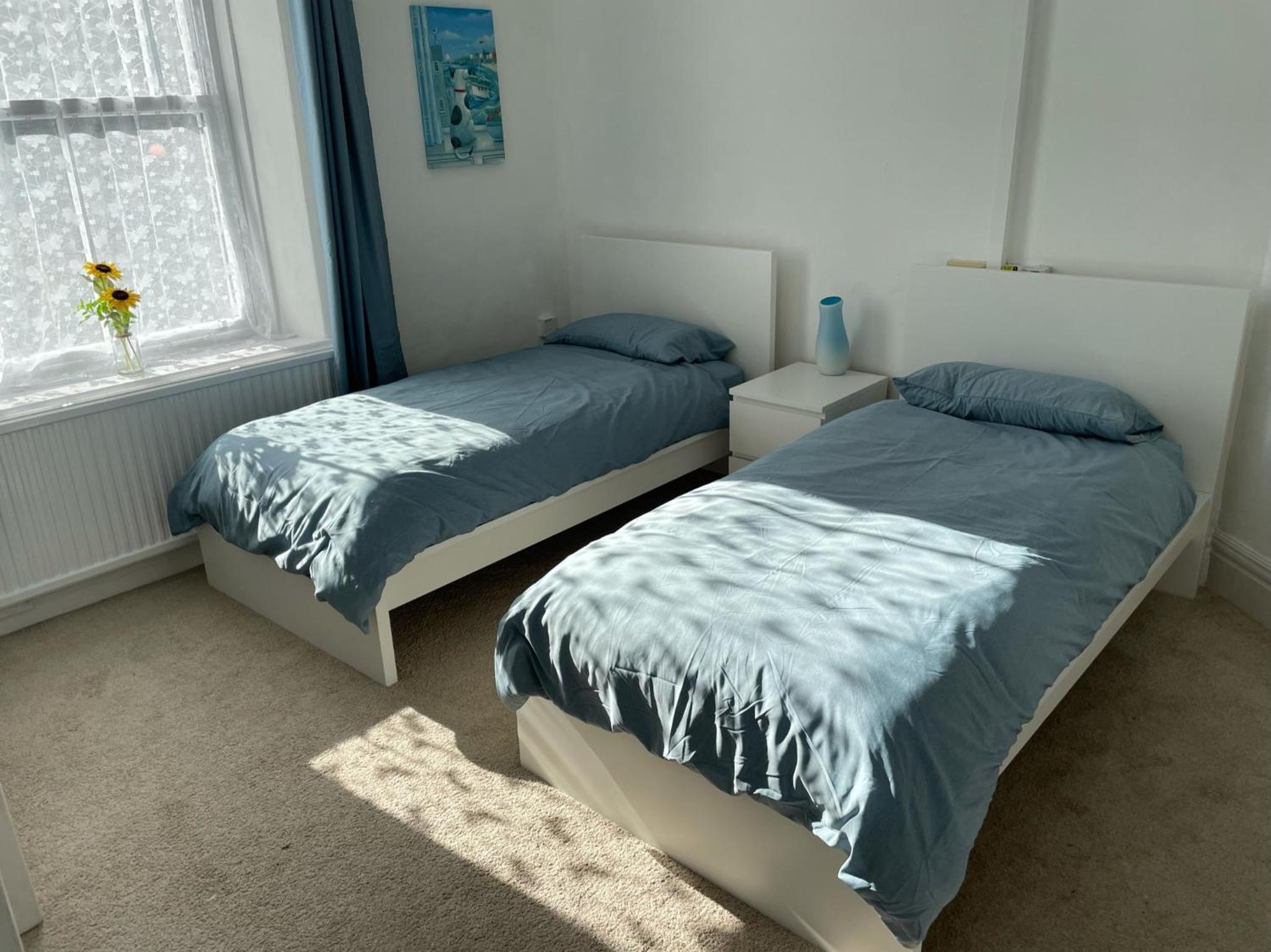 Six-Bedroom House - Photo 4