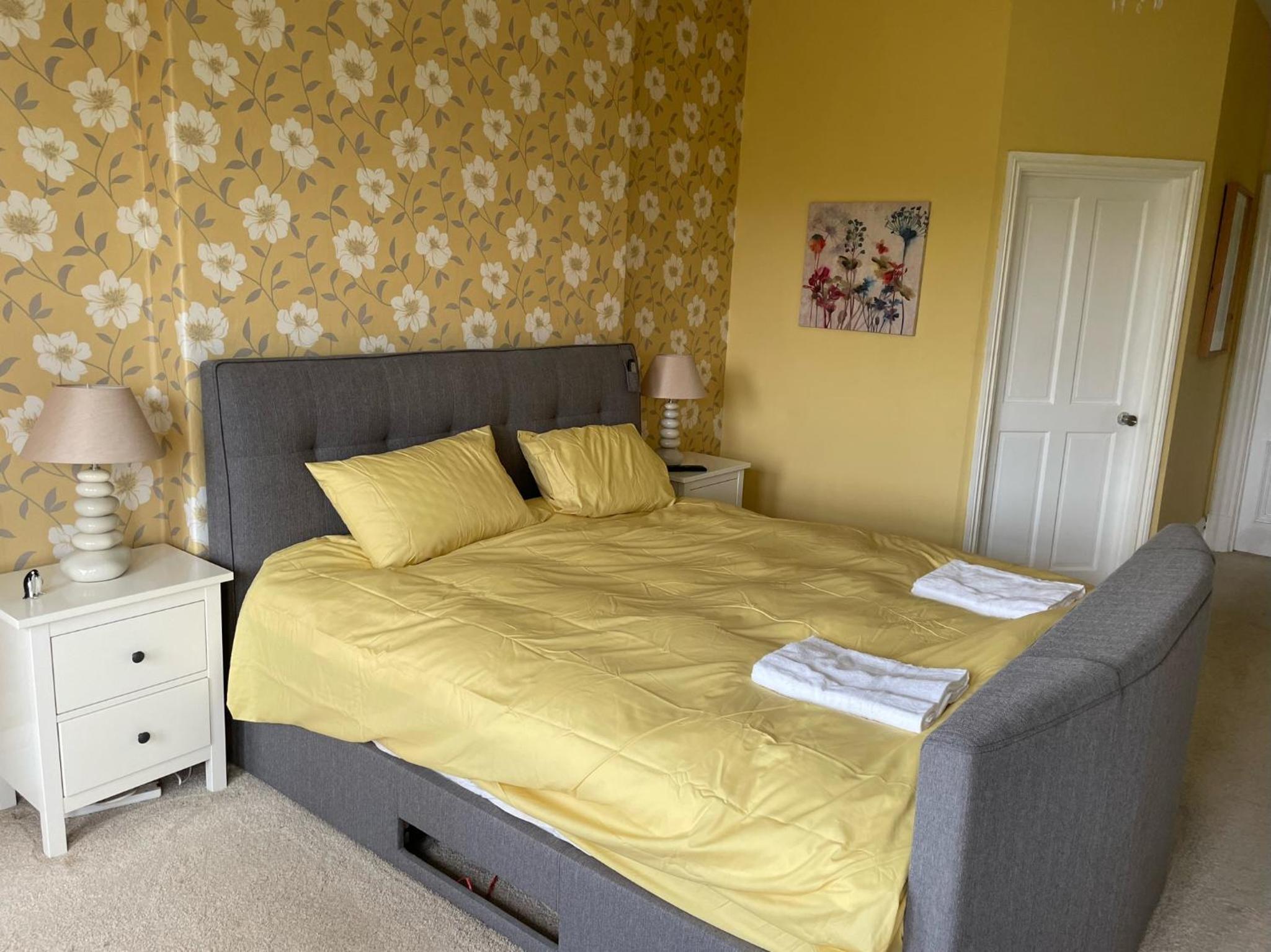 Six-Bedroom House - Photo 13