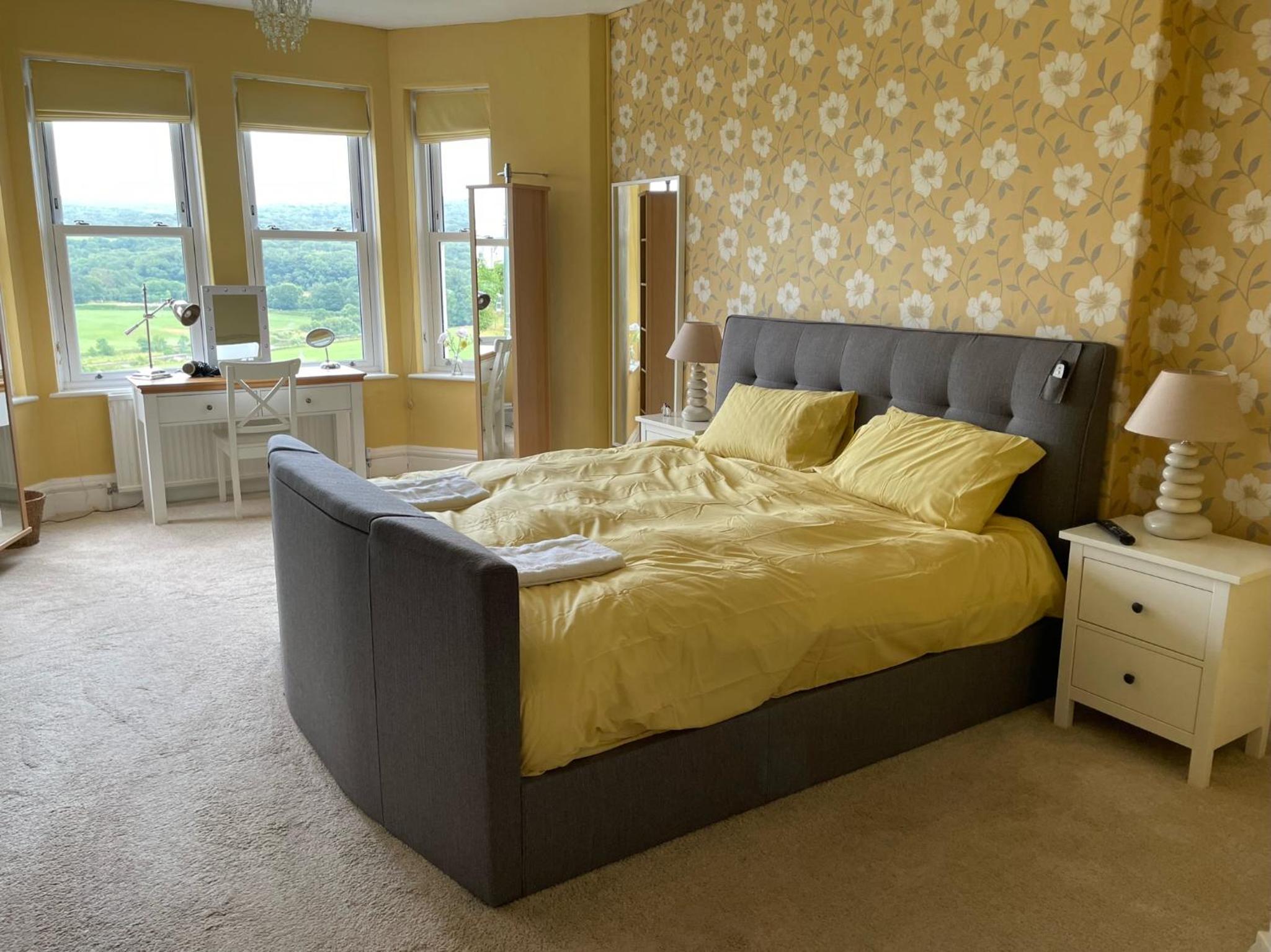 Six-Bedroom House - Photo 14
