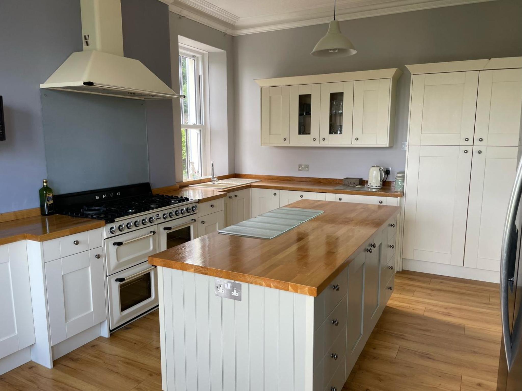 Six-Bedroom House - Photo 18