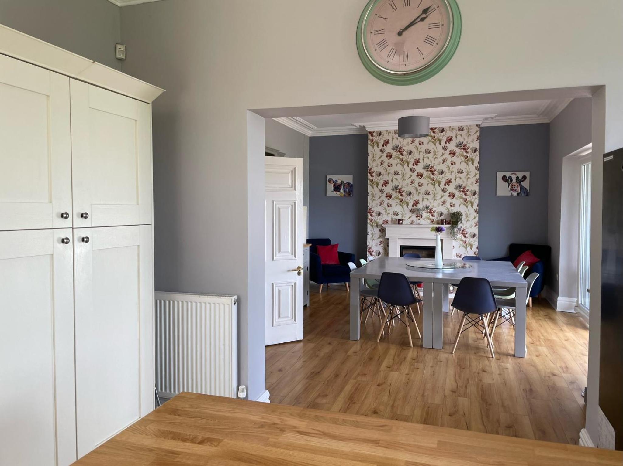 Six-Bedroom House - Photo 19