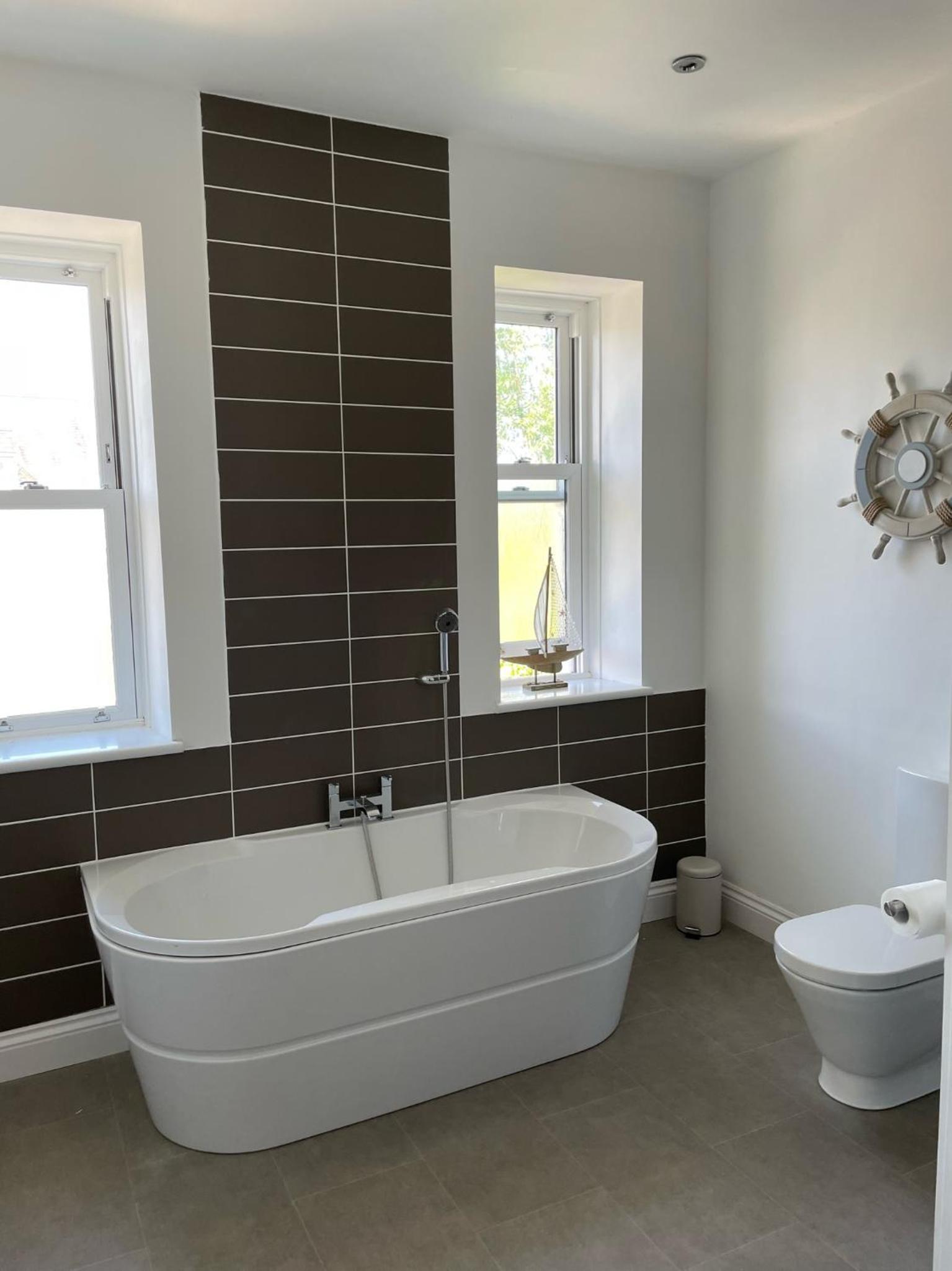 Six-Bedroom House - Photo 20