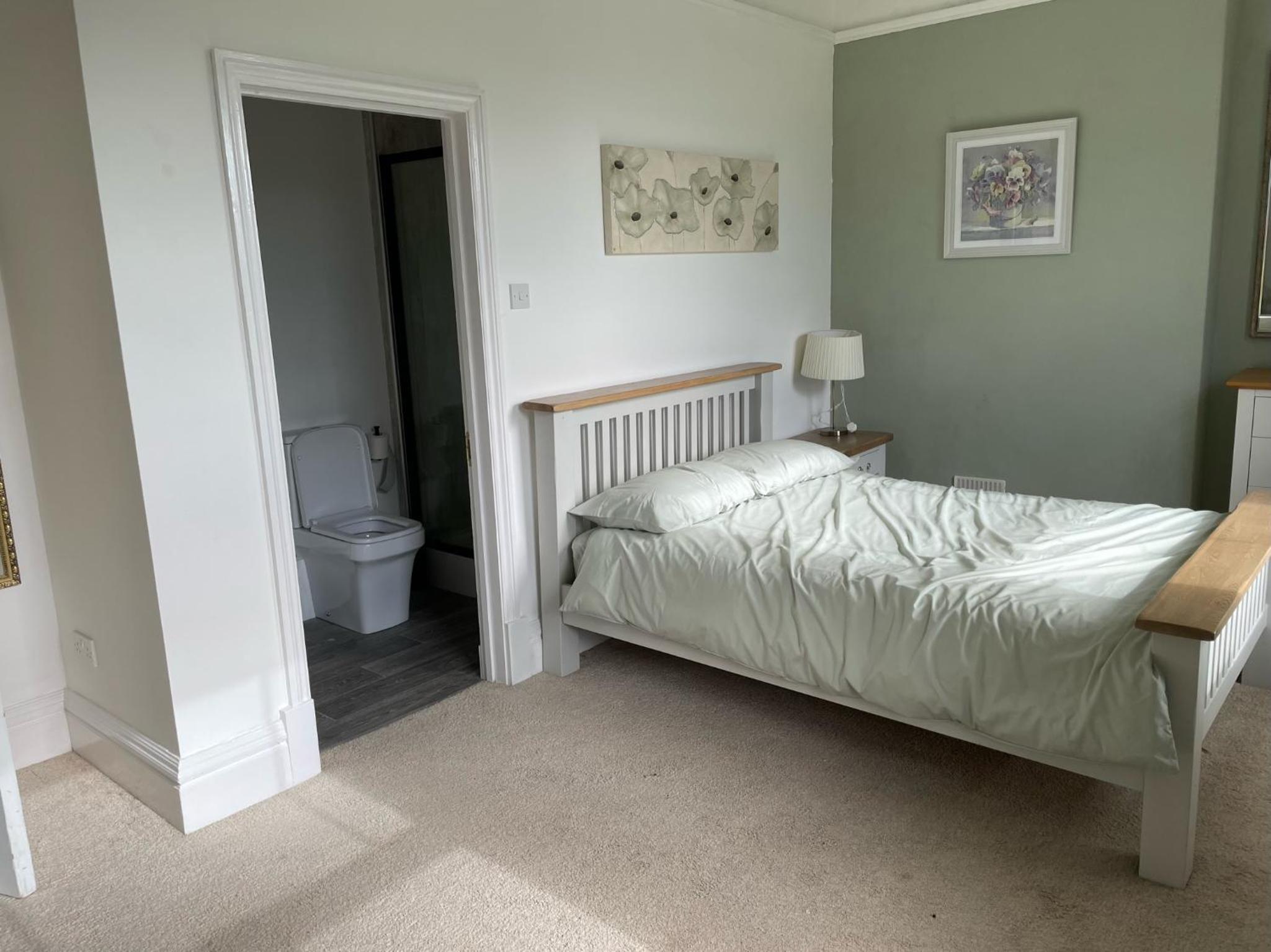 Six-Bedroom House - Photo 41
