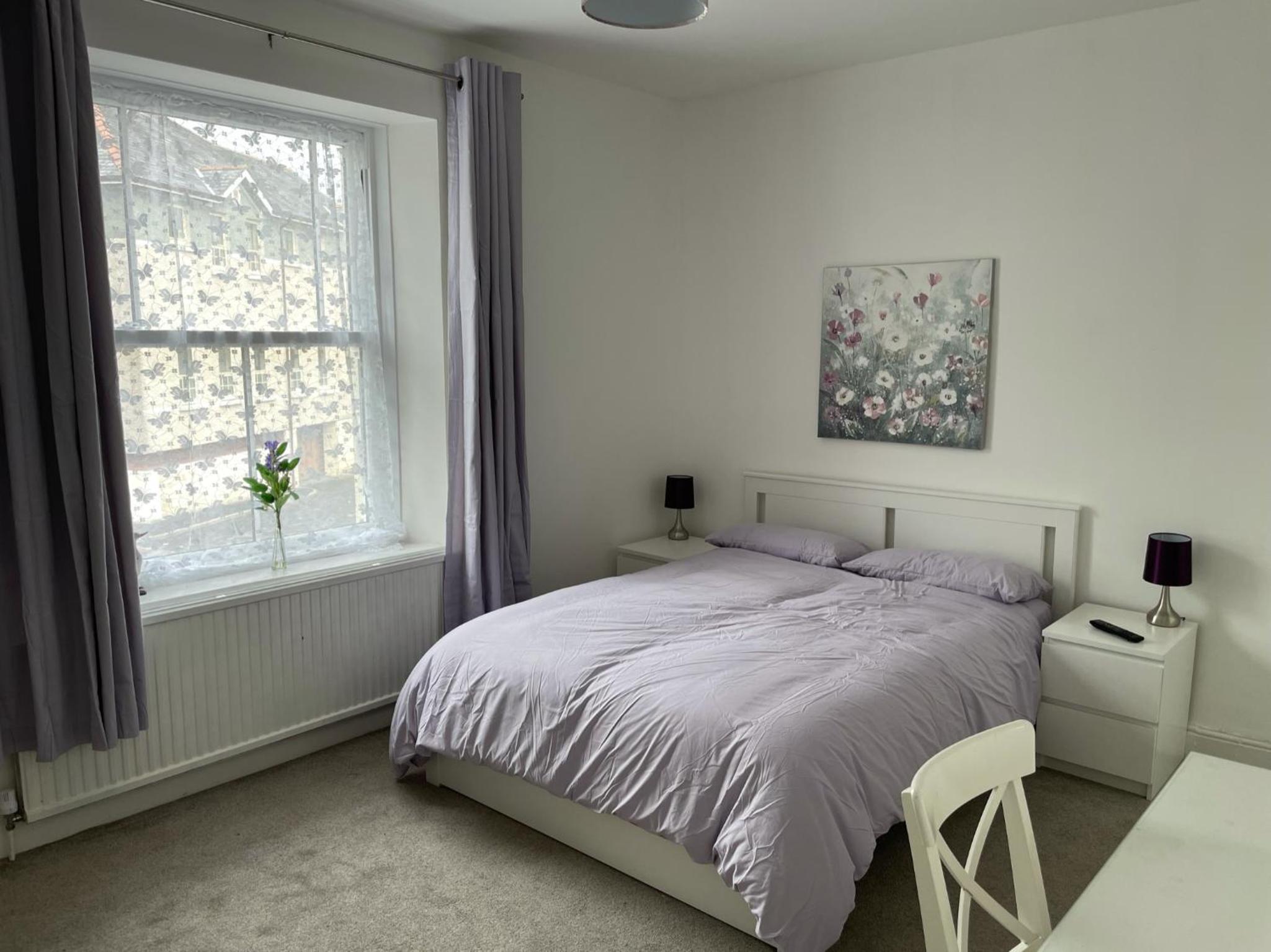 Six-Bedroom House - Photo 23