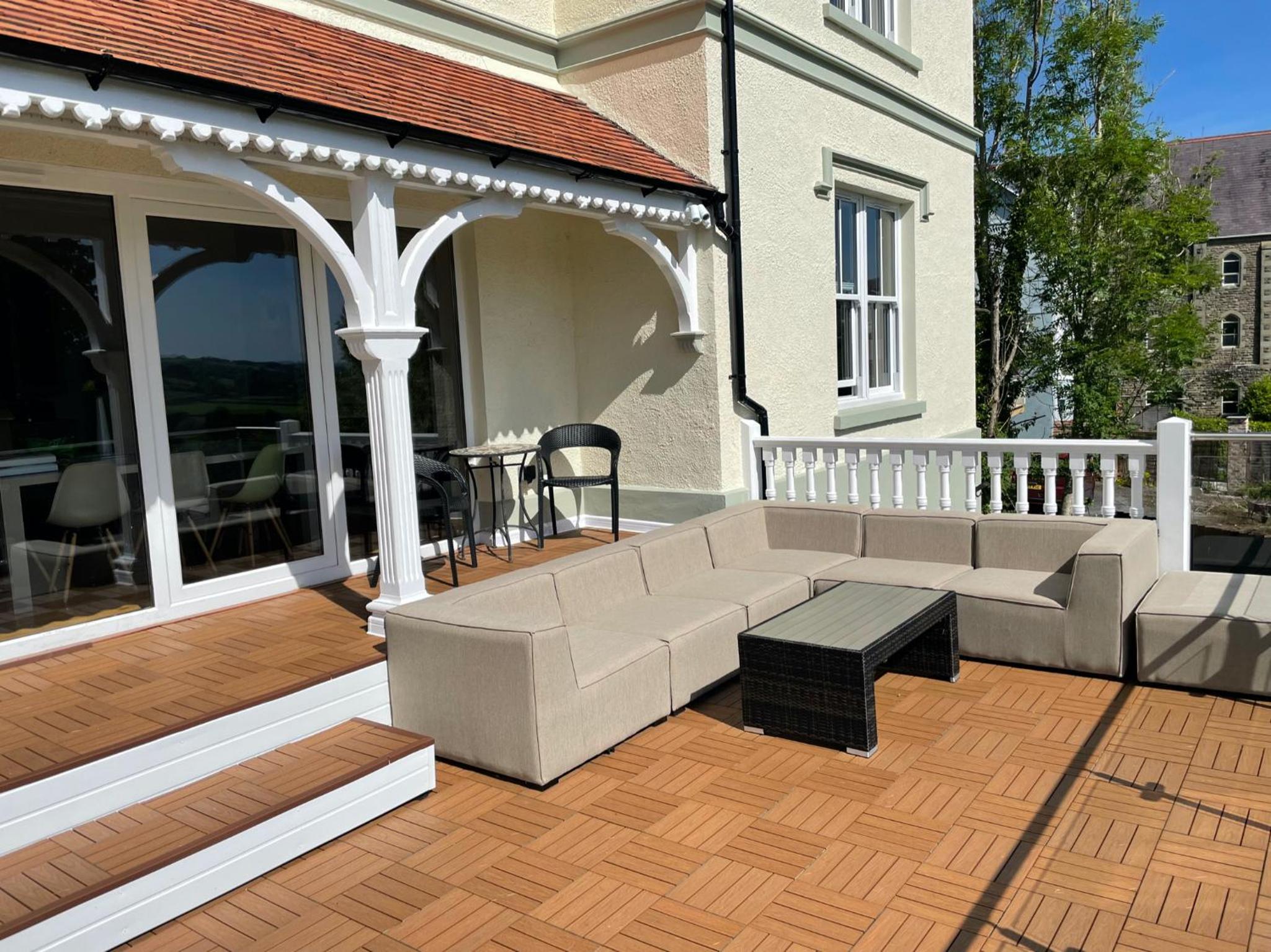 Six-Bedroom House - Photo 24