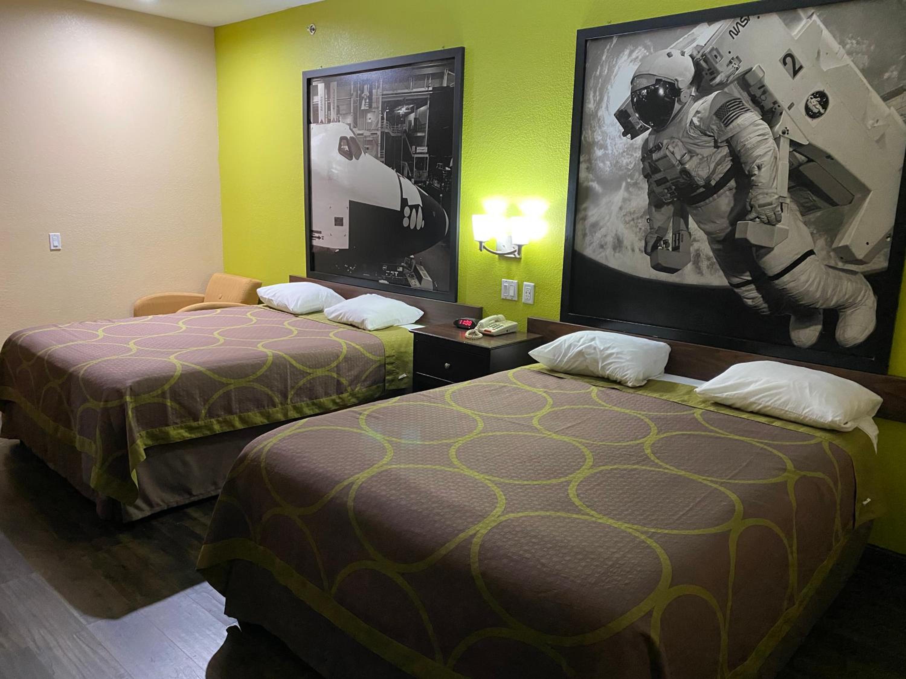 Queen Room with Two Queen Beds - Non-Smoking - Photo 1