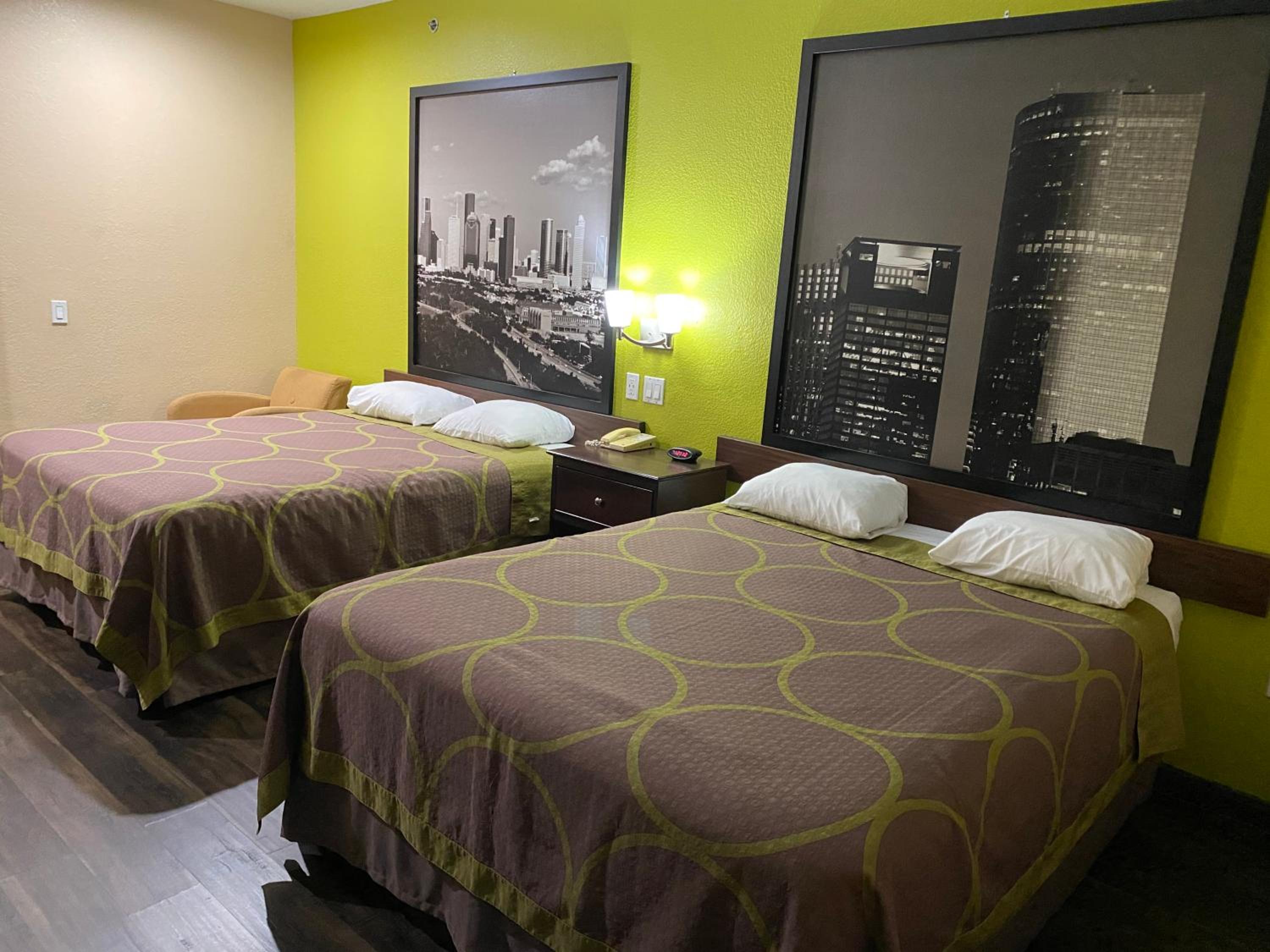 Queen Room with Two Queen Beds - Non-Smoking - Photo 5