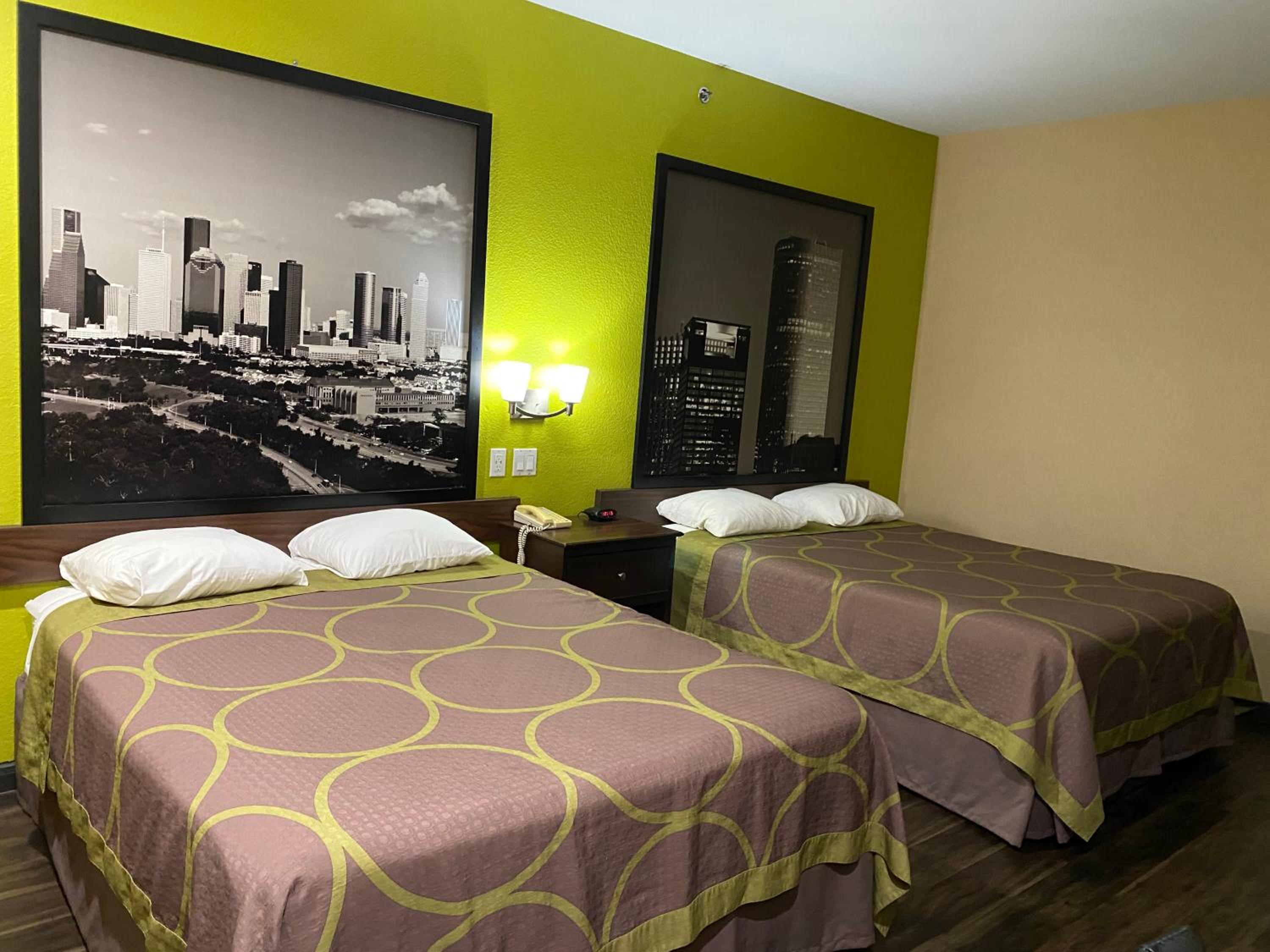 Queen Room with Two Queen Beds - Non-Smoking - Photo 6