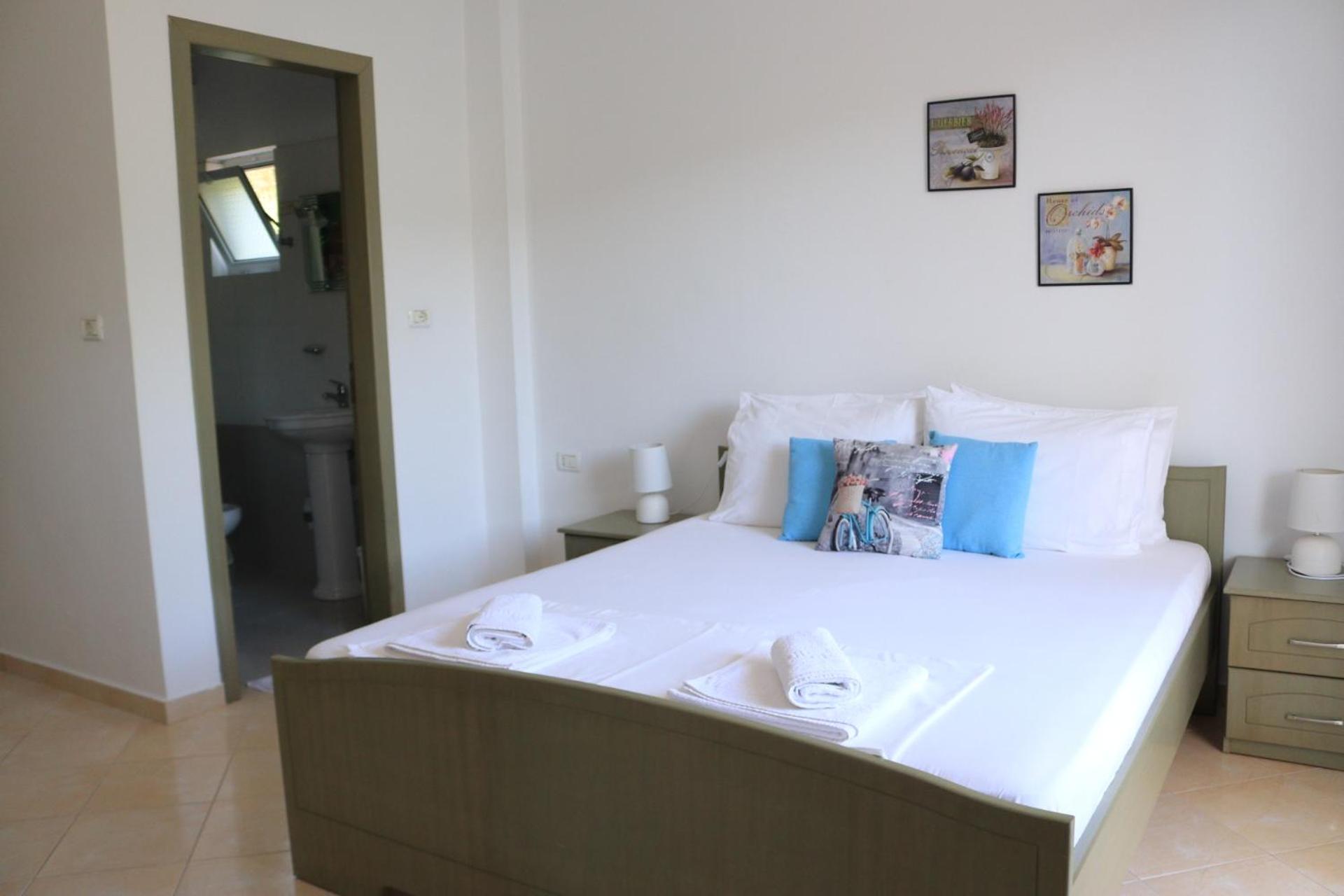 Apartment with Mountain View