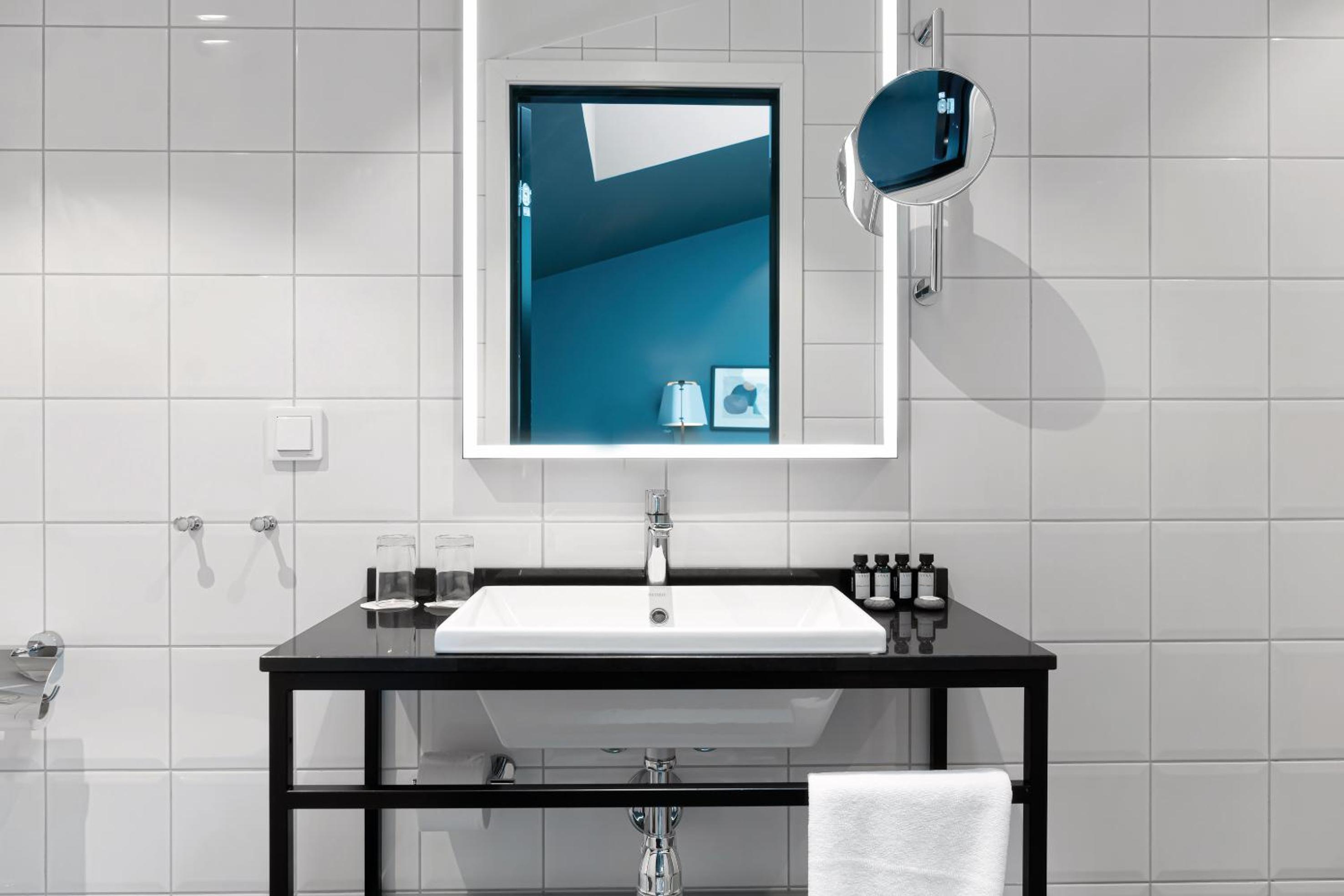 Deluxe Room thumbnail 6