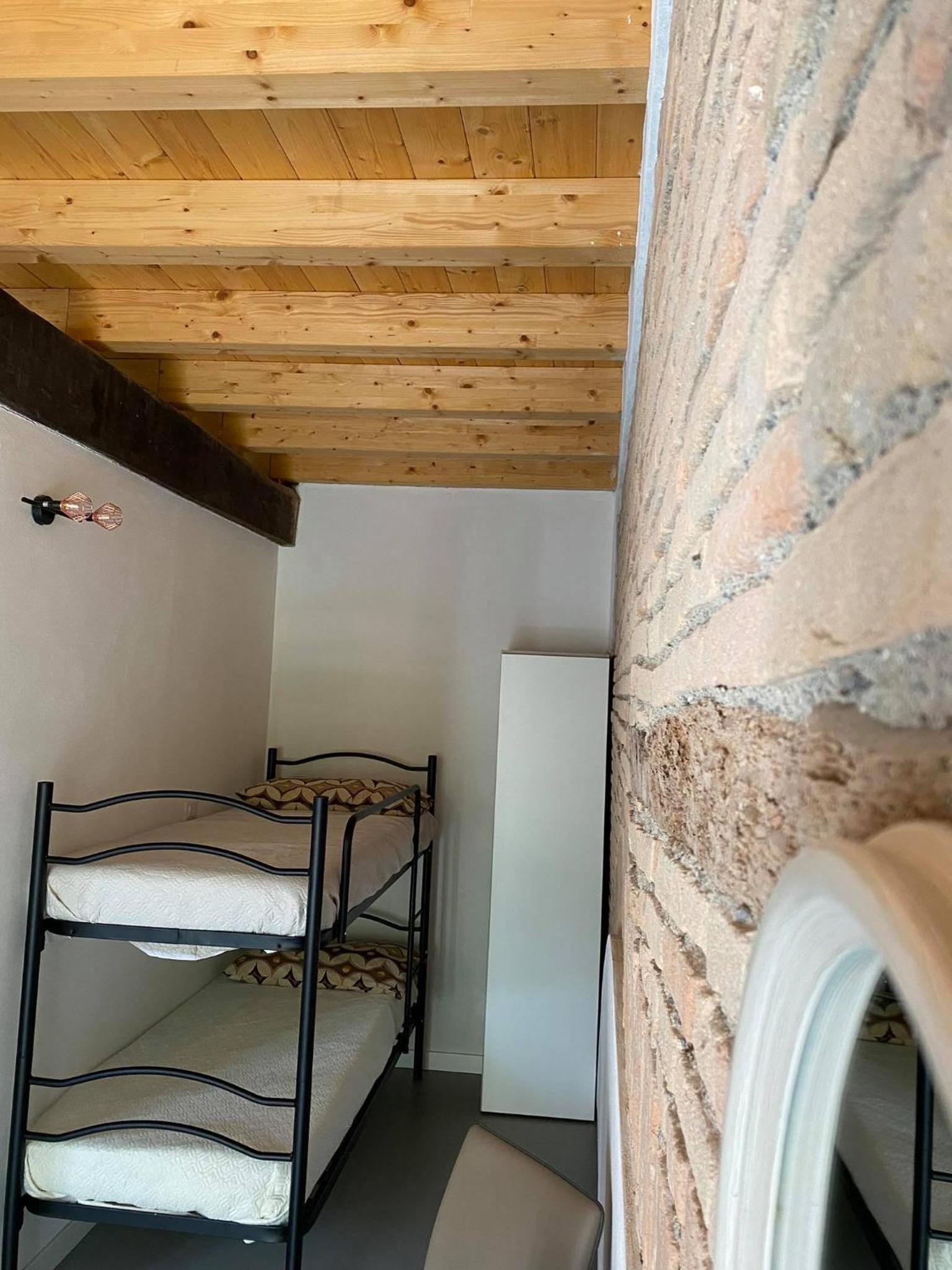 Quadruple Room with Private Bathroom - Photo 7