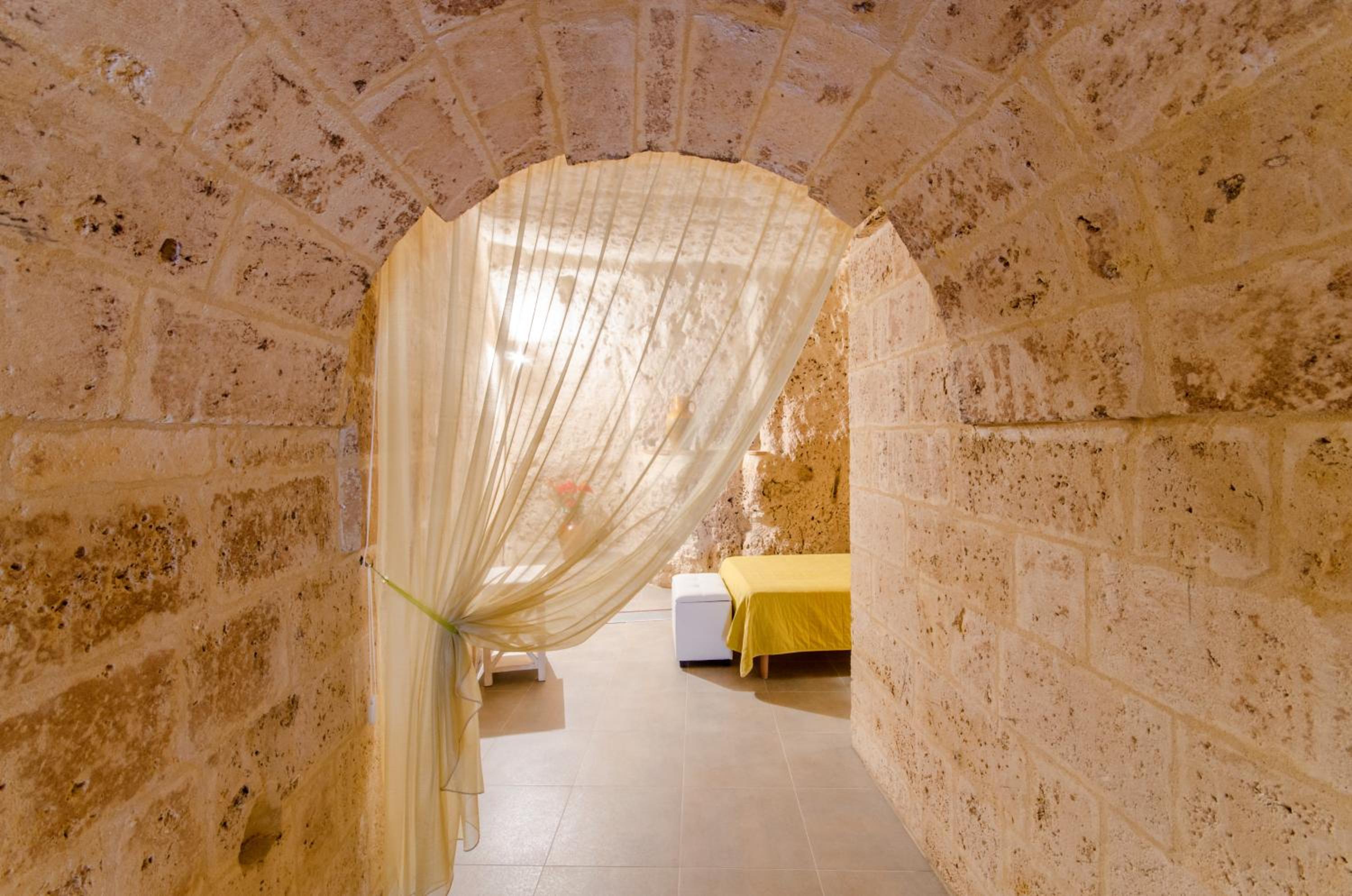 Deluxe Suite with Spa Bath - Photo 2