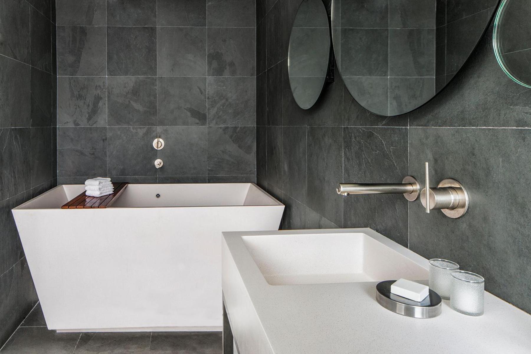High Floor, King Room with Tub, Balcony