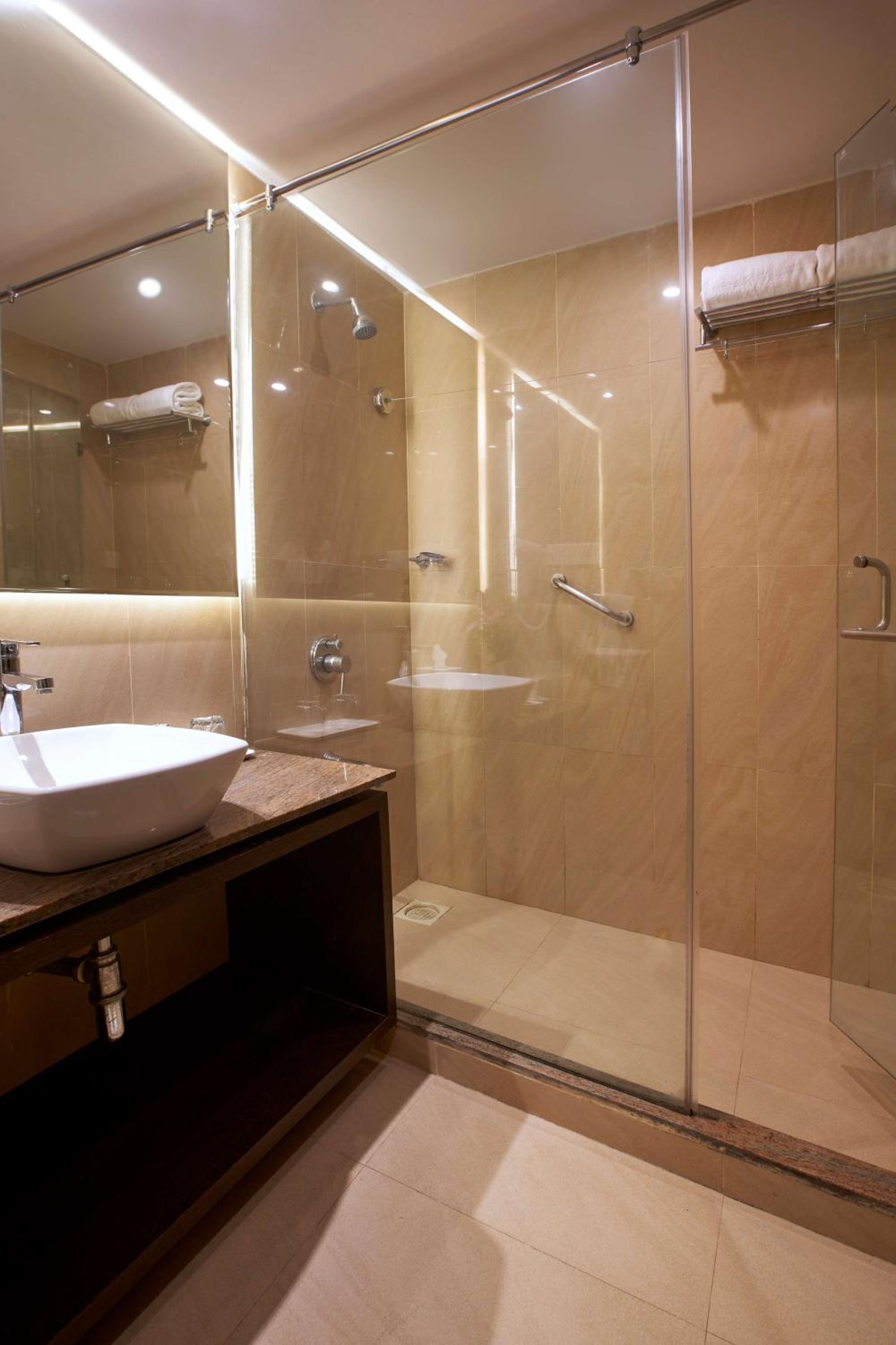 Standard Queen Room with Balcony - 10% Discount on Food & Beverages and Laundry - Welcome Drink on Arrival - Photo 2