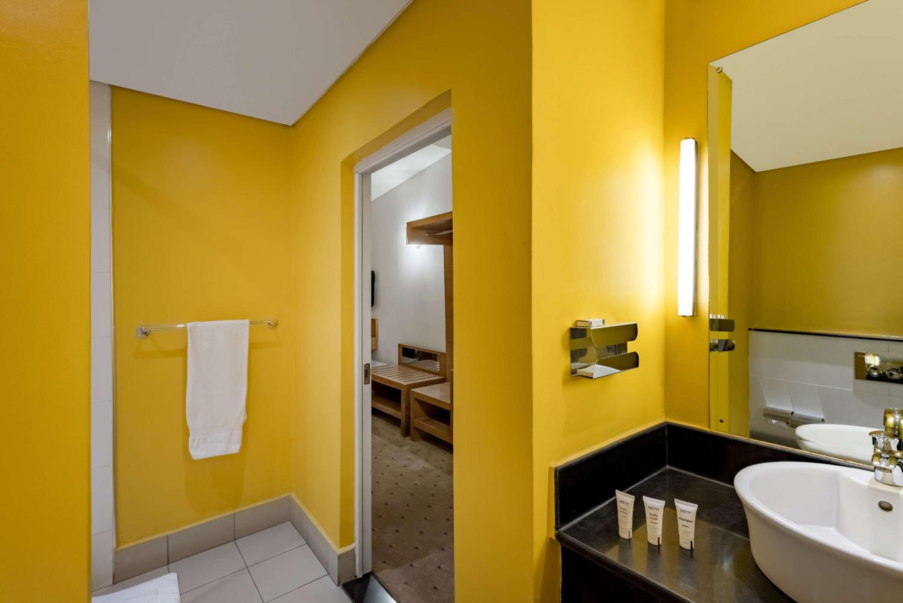 Superior Room With Balcony And Pool View photo 3