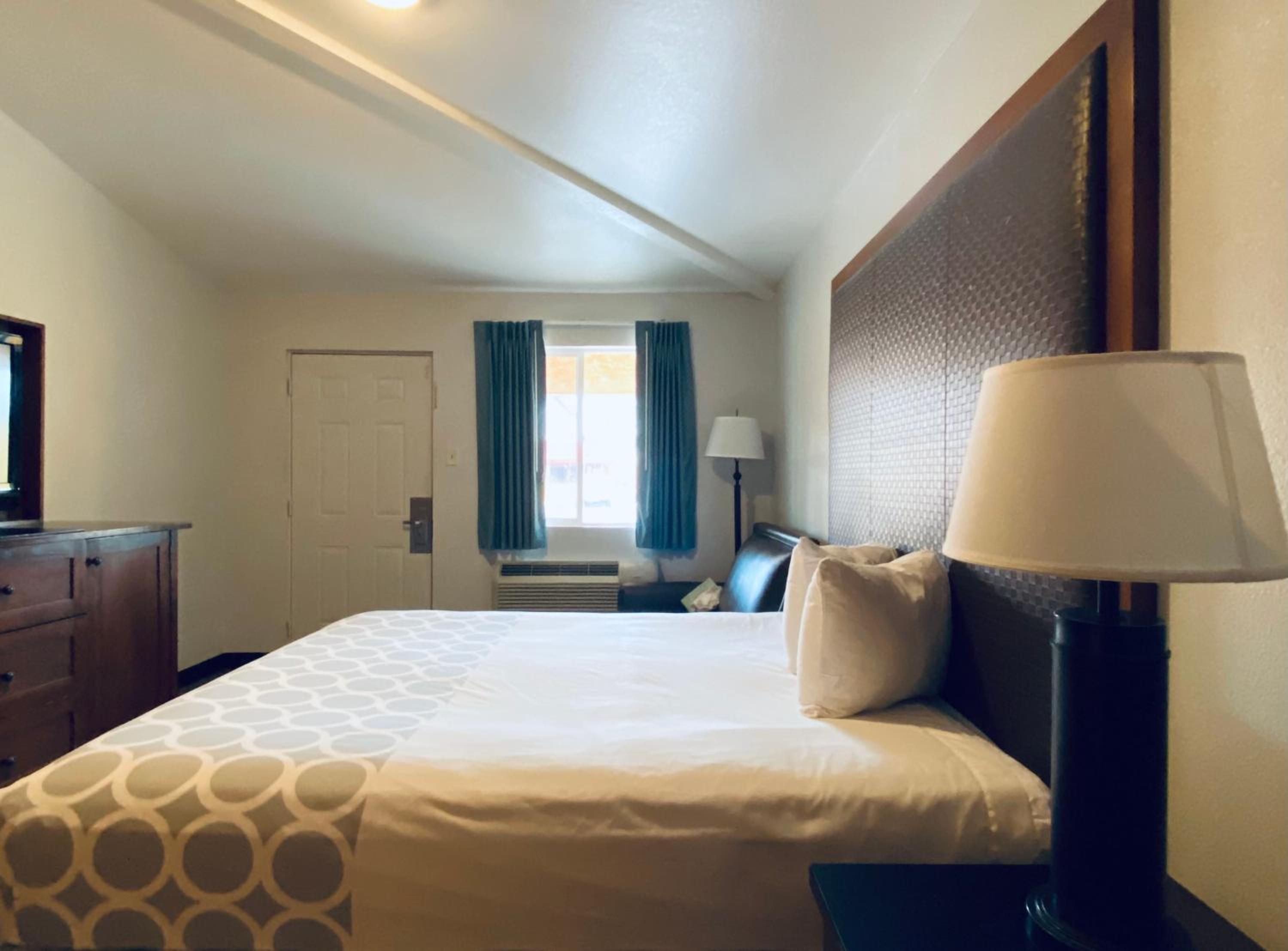 King Room - Accessible/Non-Smoking photo 3