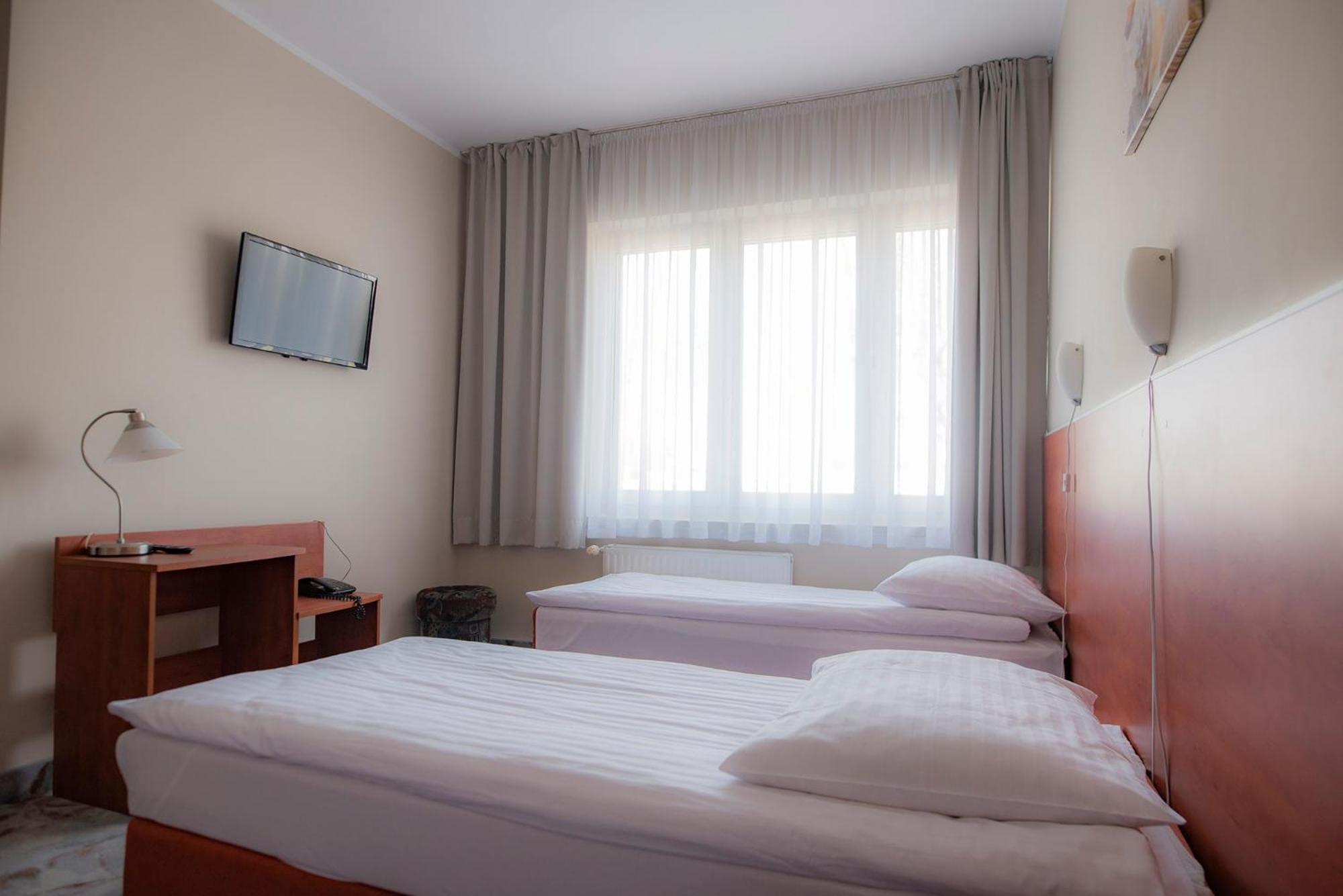 Twin Room - Photo 4
