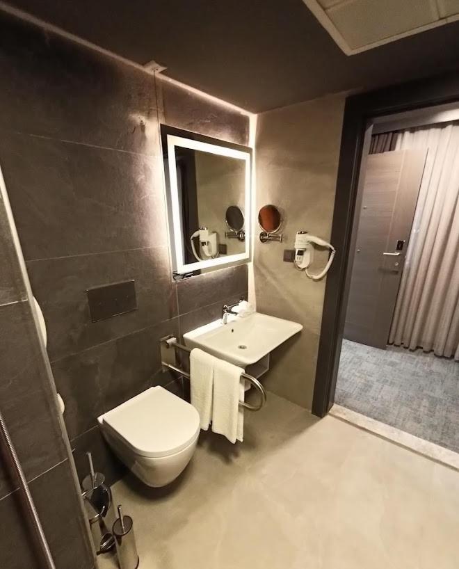 Queen Room with Roll-In Shower - Mobility/Hearing Accessible - Non-Smoking photo 3