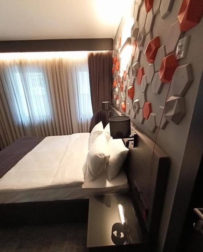 Queen Room with Roll-In Shower - Mobility/Hearing Accessible - Non-Smoking photo 1