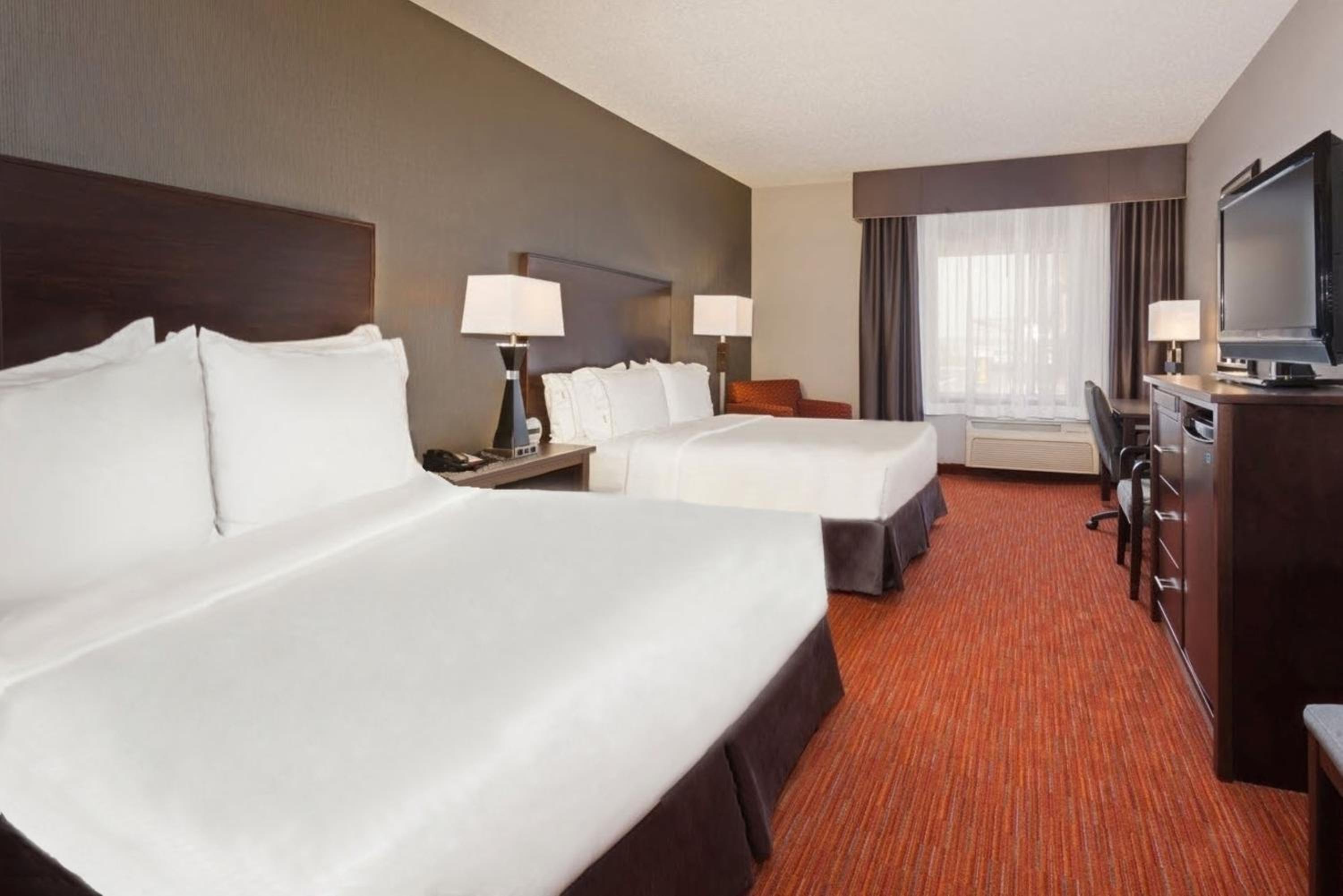 Standard Queen Room with Two Queen Beds and Roll-In Shower - Mobility Access photo 1