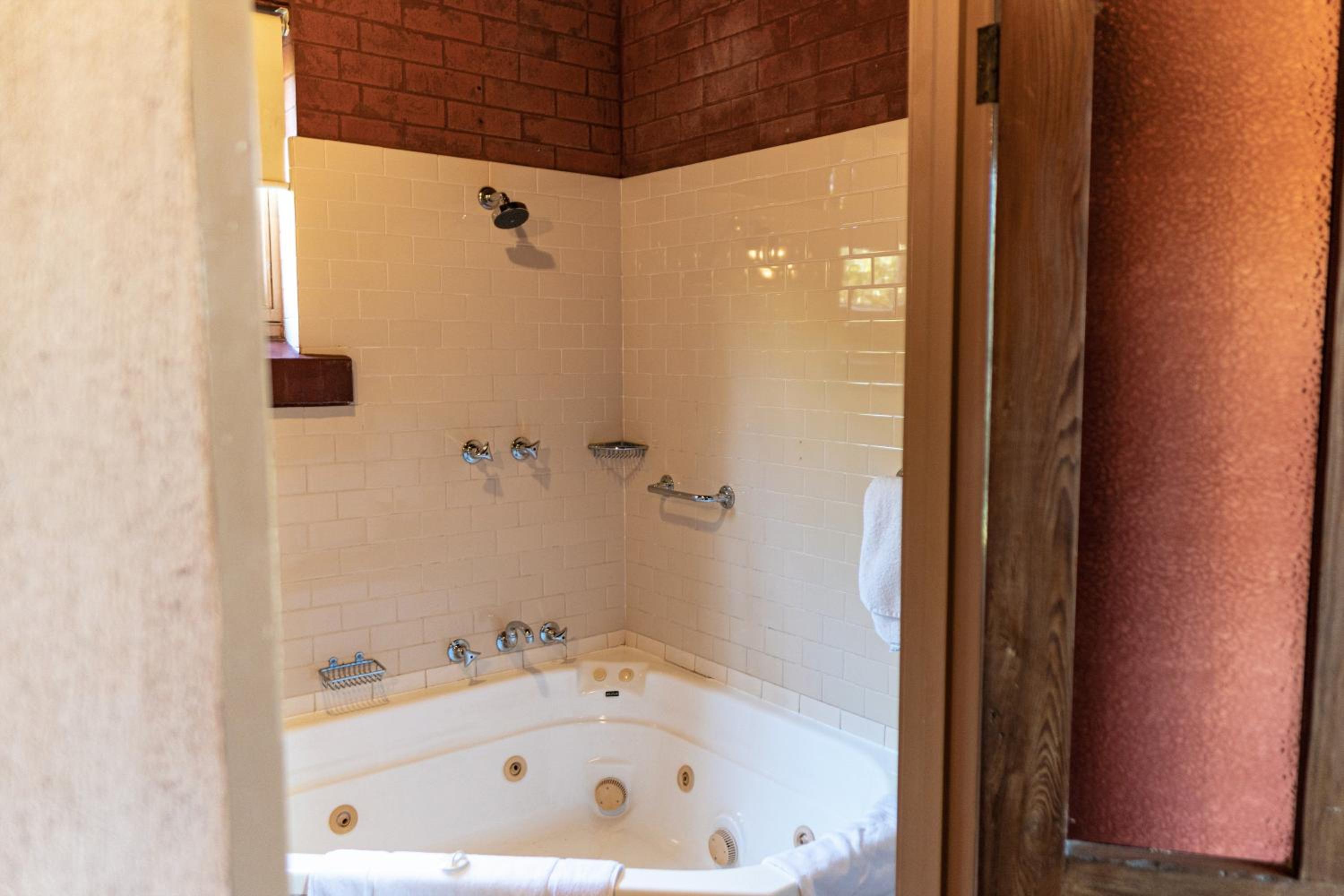 Two-Bedroom Cottage with Spa Bath - Paprika thumbnail 6