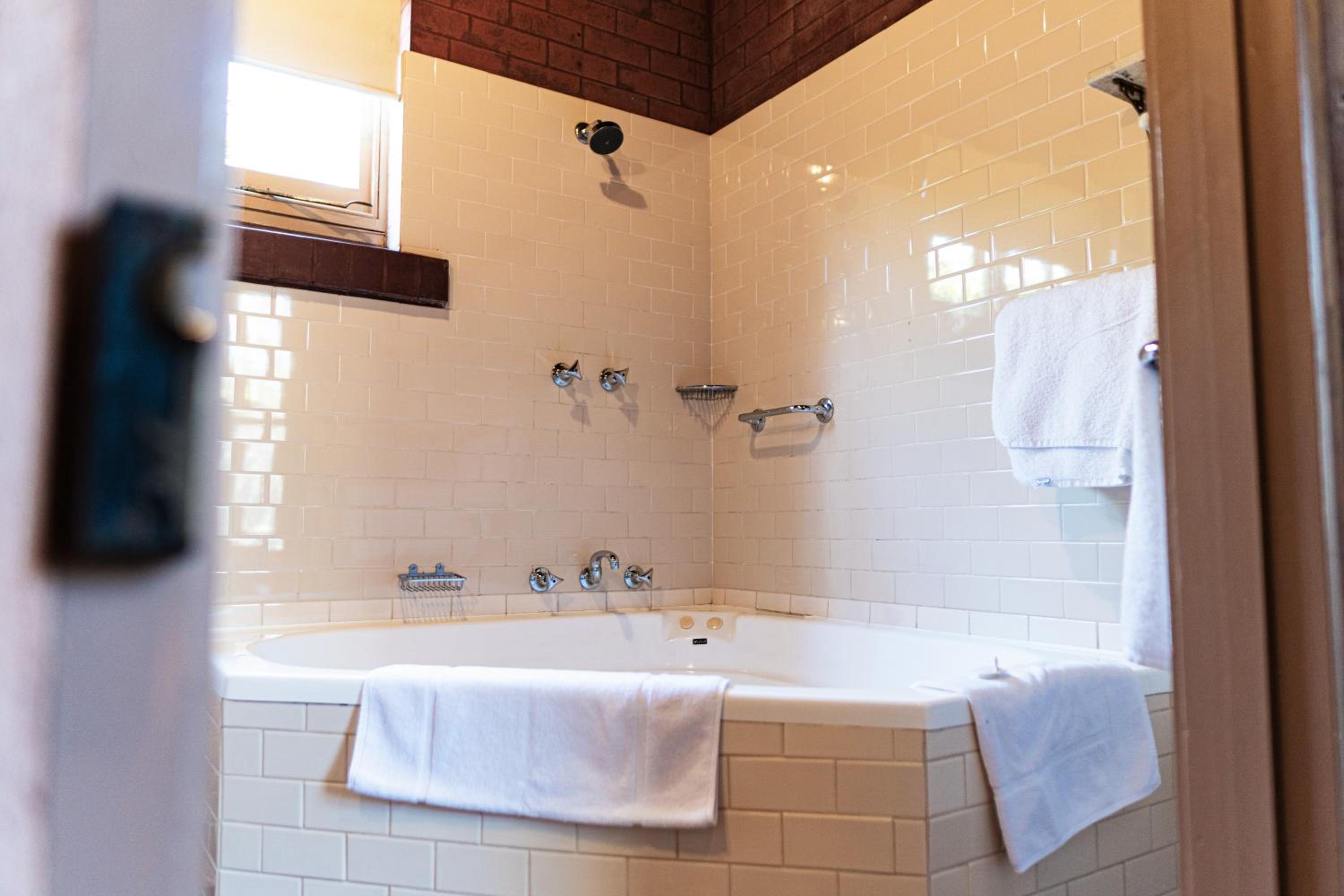 Two-Bedroom Cottage with Spa Bath - Paprika