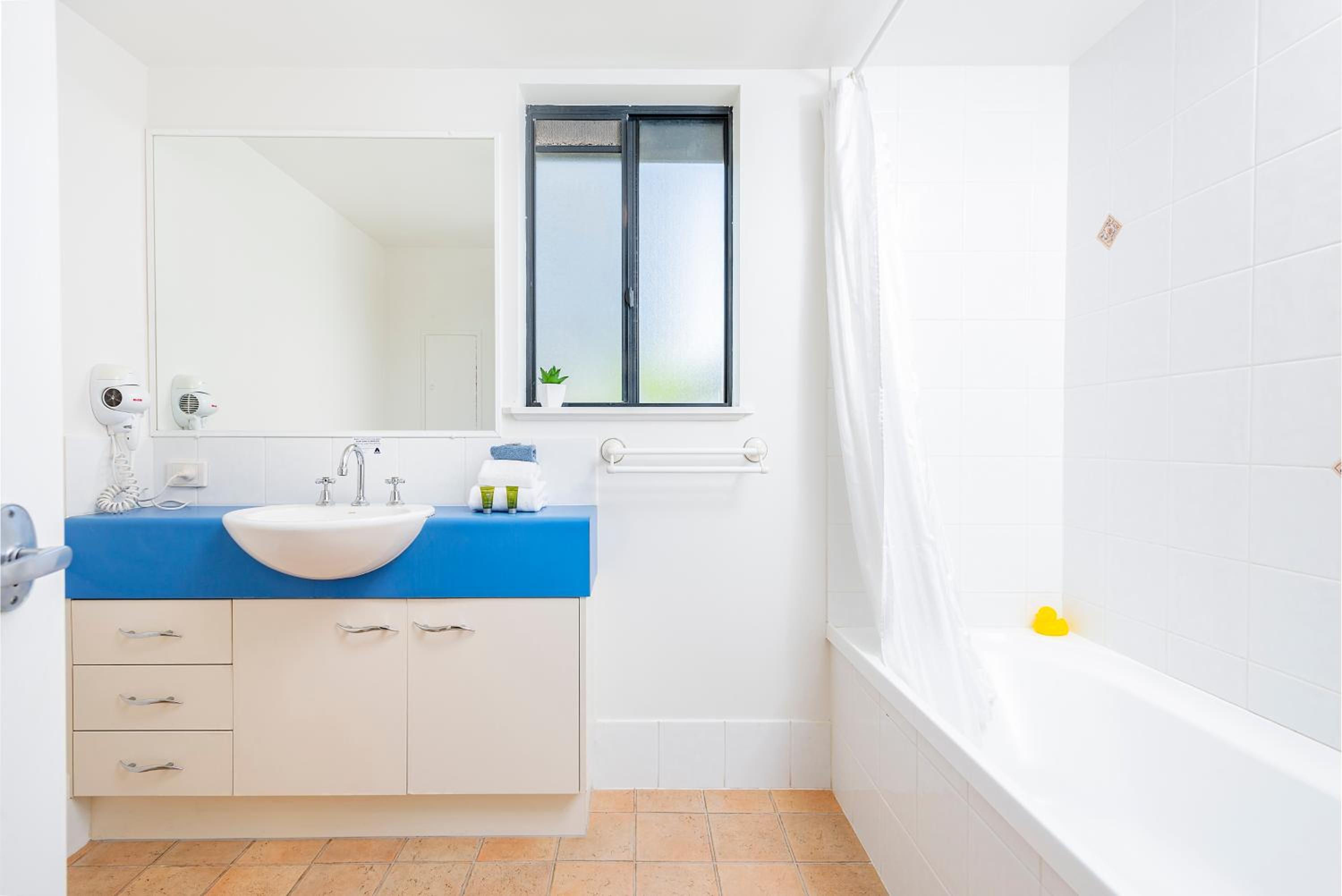 Large One Bedroom Apartment – Beachside Plus photo 2