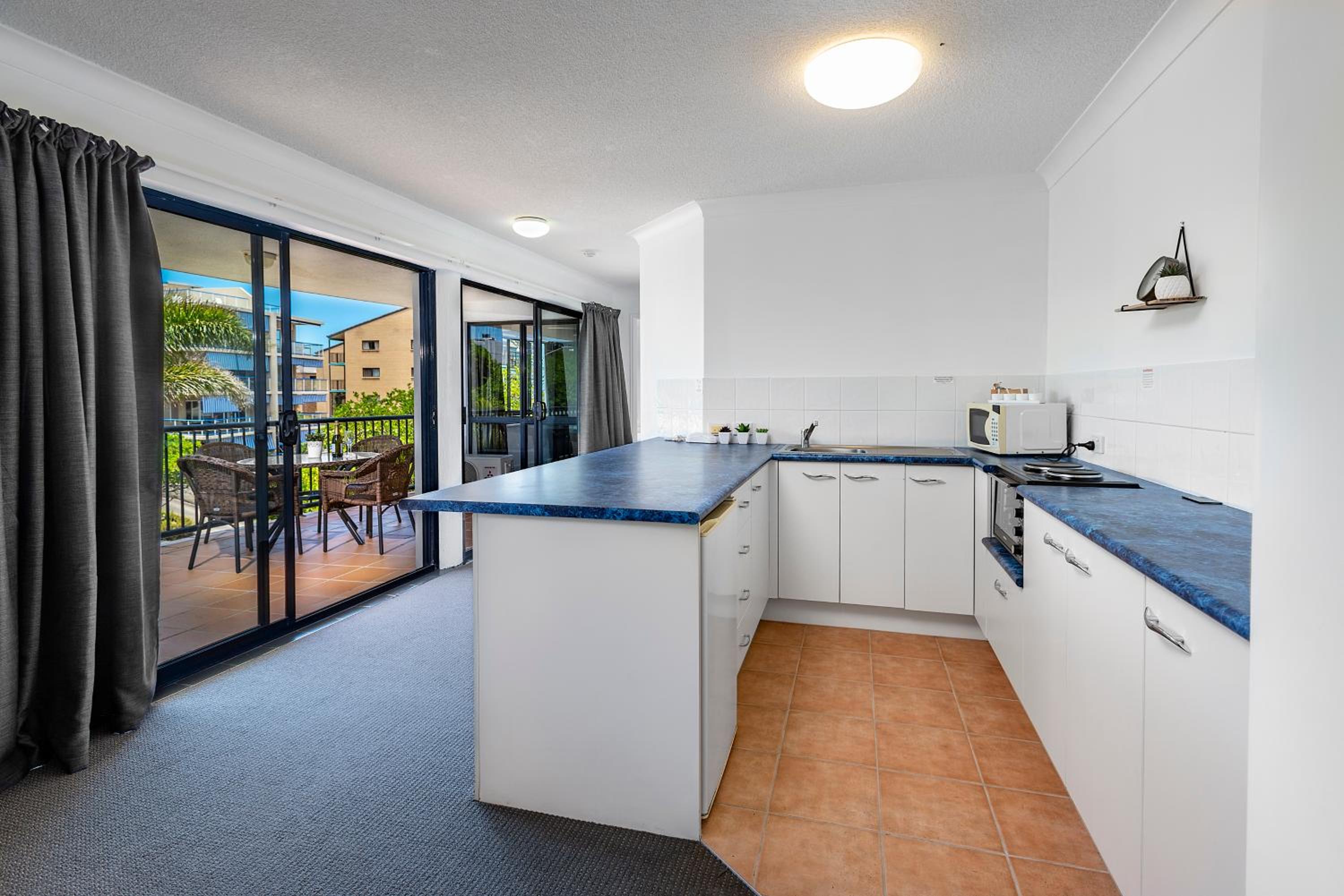 Large One Bedroom Apartment – Beachside photo 2