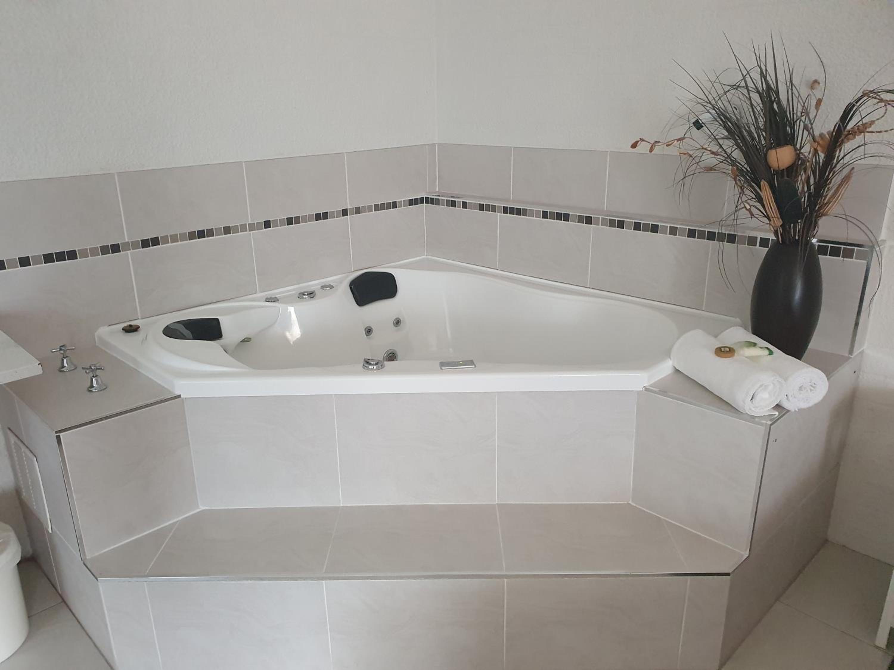 King Suite with Spa Bath photo 2
