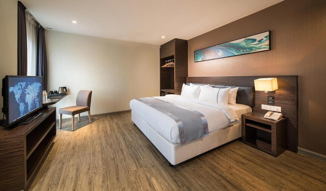 Deluxe King Room - Non-Smoking photo 3
