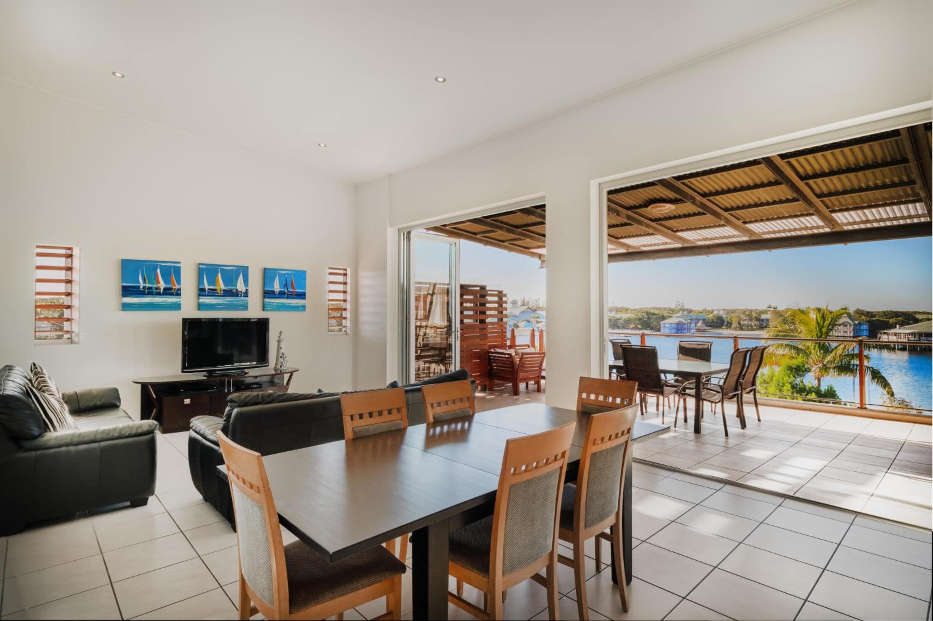 Three-Bedroom Apartment With Lagoon View photo 2
