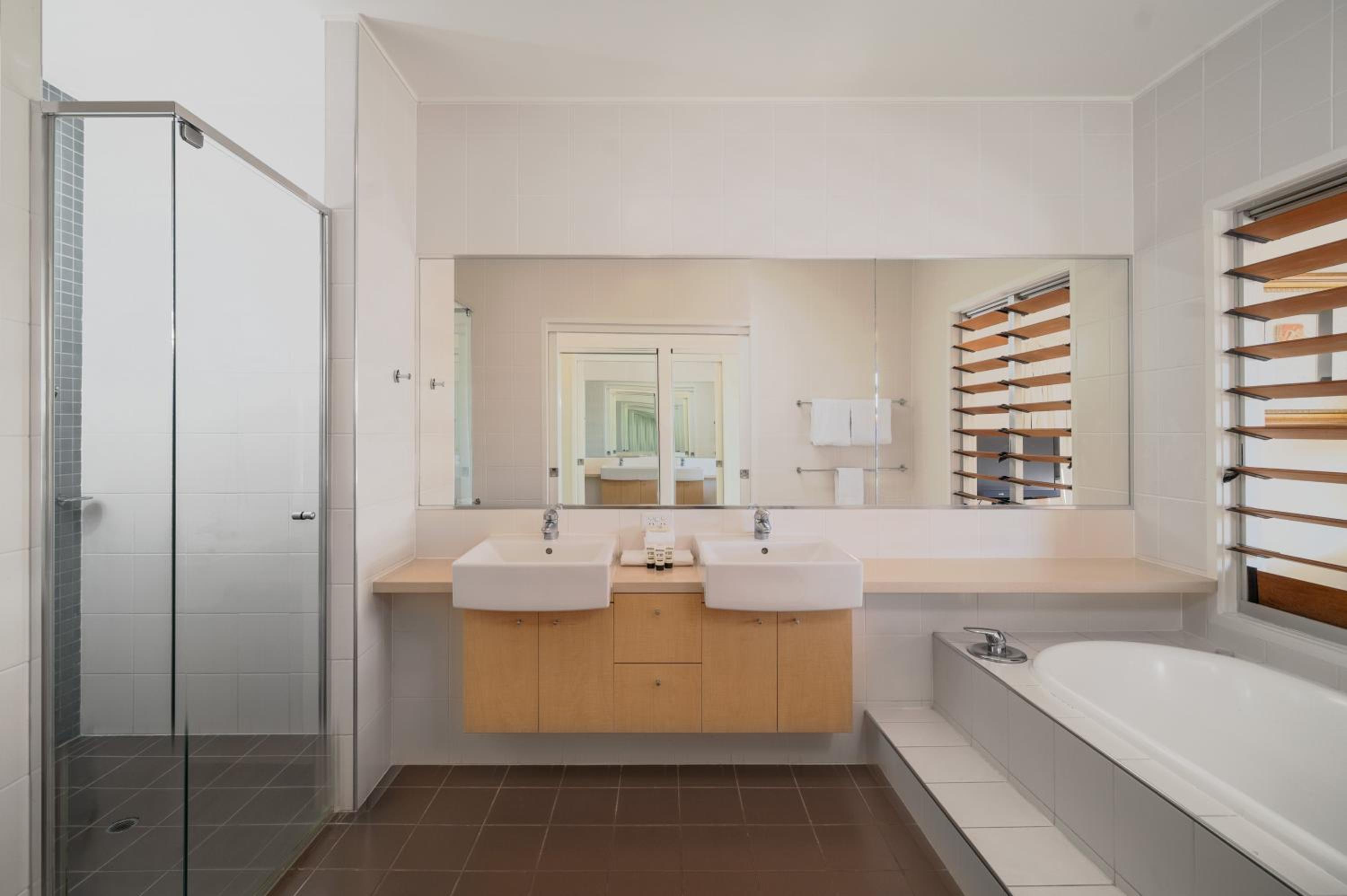 Three-Bedroom Apartment With Lagoon View photo 3