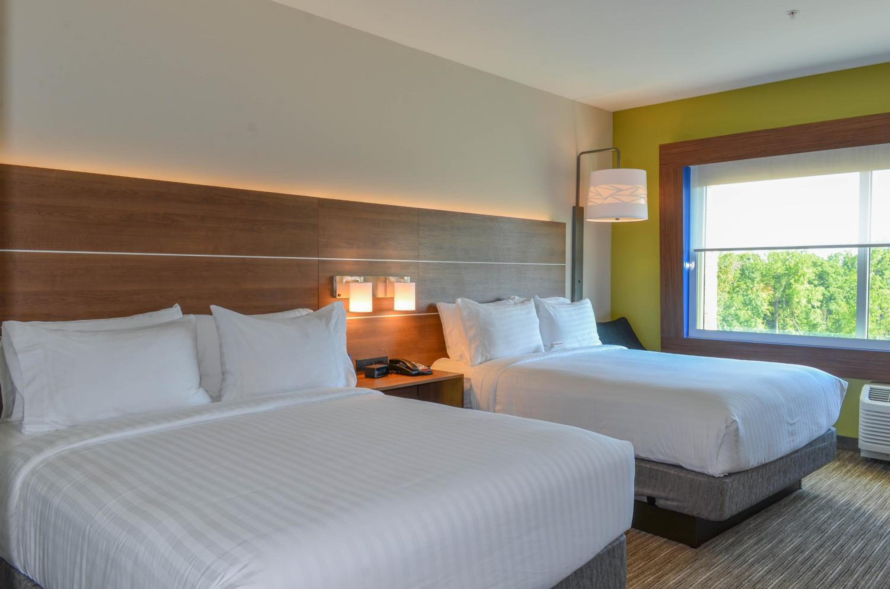 Queen Suite with Two Queen Beds - Mobility Accessible with Tub