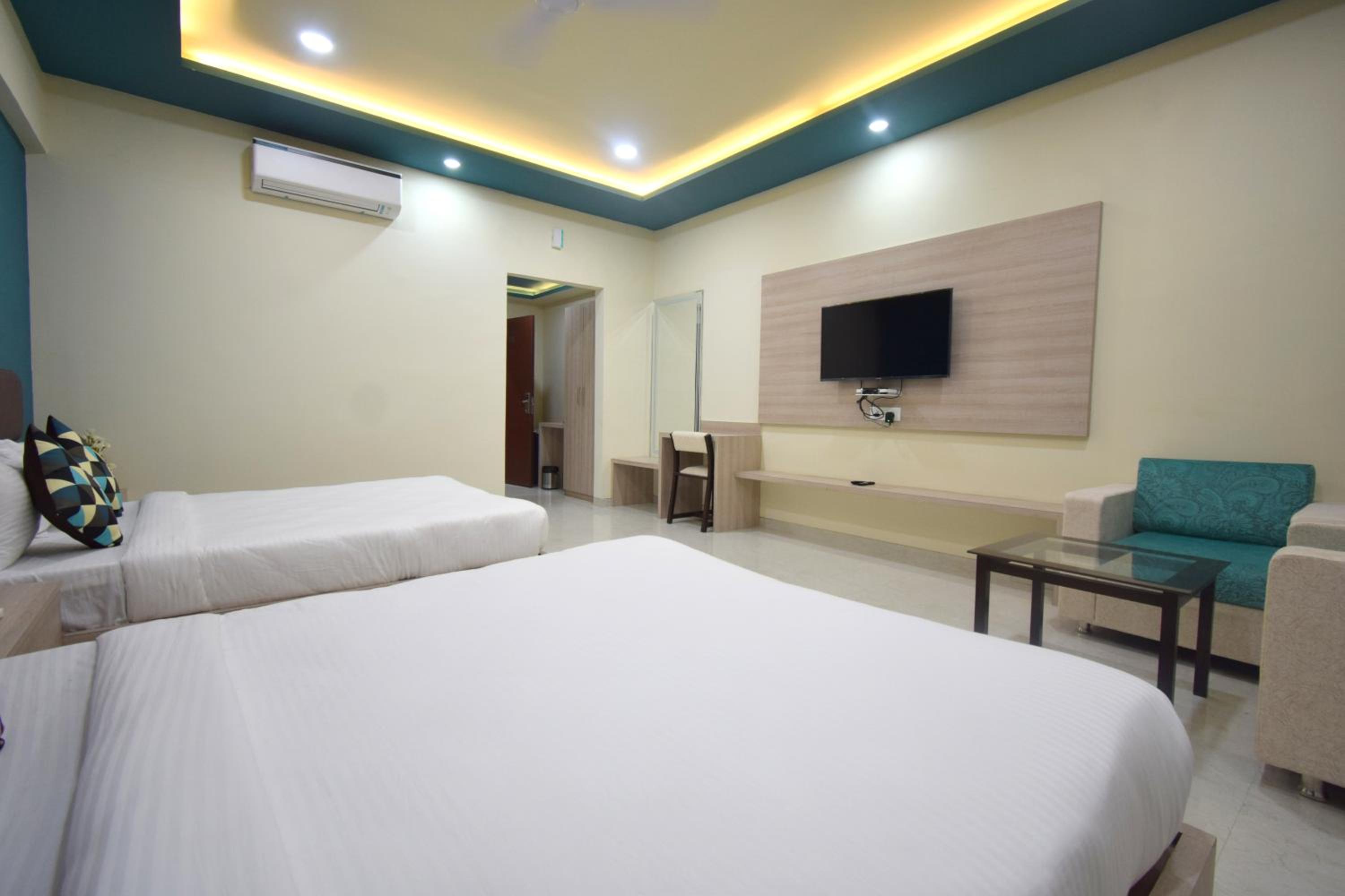 Superior Queen Room with Two Queen Beds - Photo 9